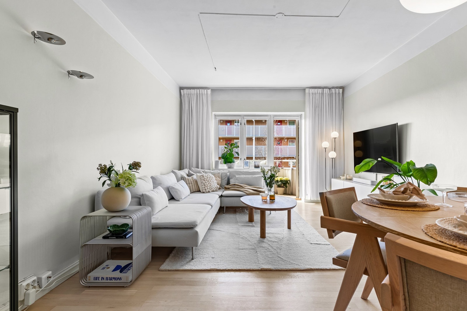 Lys og tiltalende stue med god plass til både spisebord og sofagruppe. Galleribilde