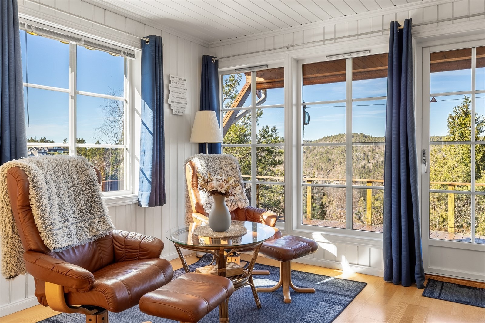 Koselig stue med utgang til terrasse Galleribilde