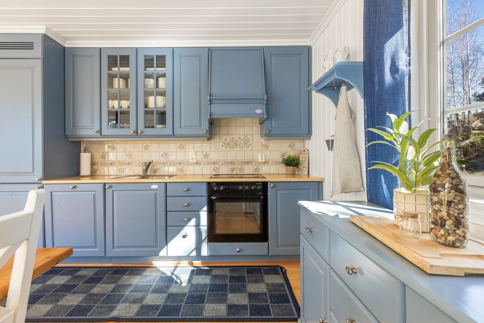 Fint og hyggelig kjøkken med integrerte hvitevarer Galleribilde