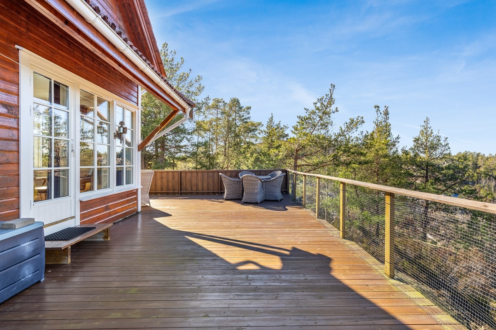 Romslig terrasse med god plass til flere sittegrupper Galleribilde