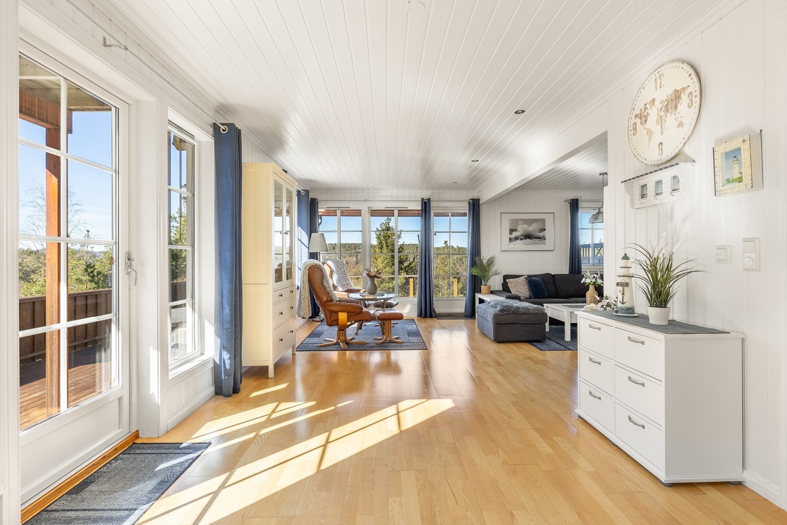 Romslig og lys stue med god plass til sofagruppe Galleribilde