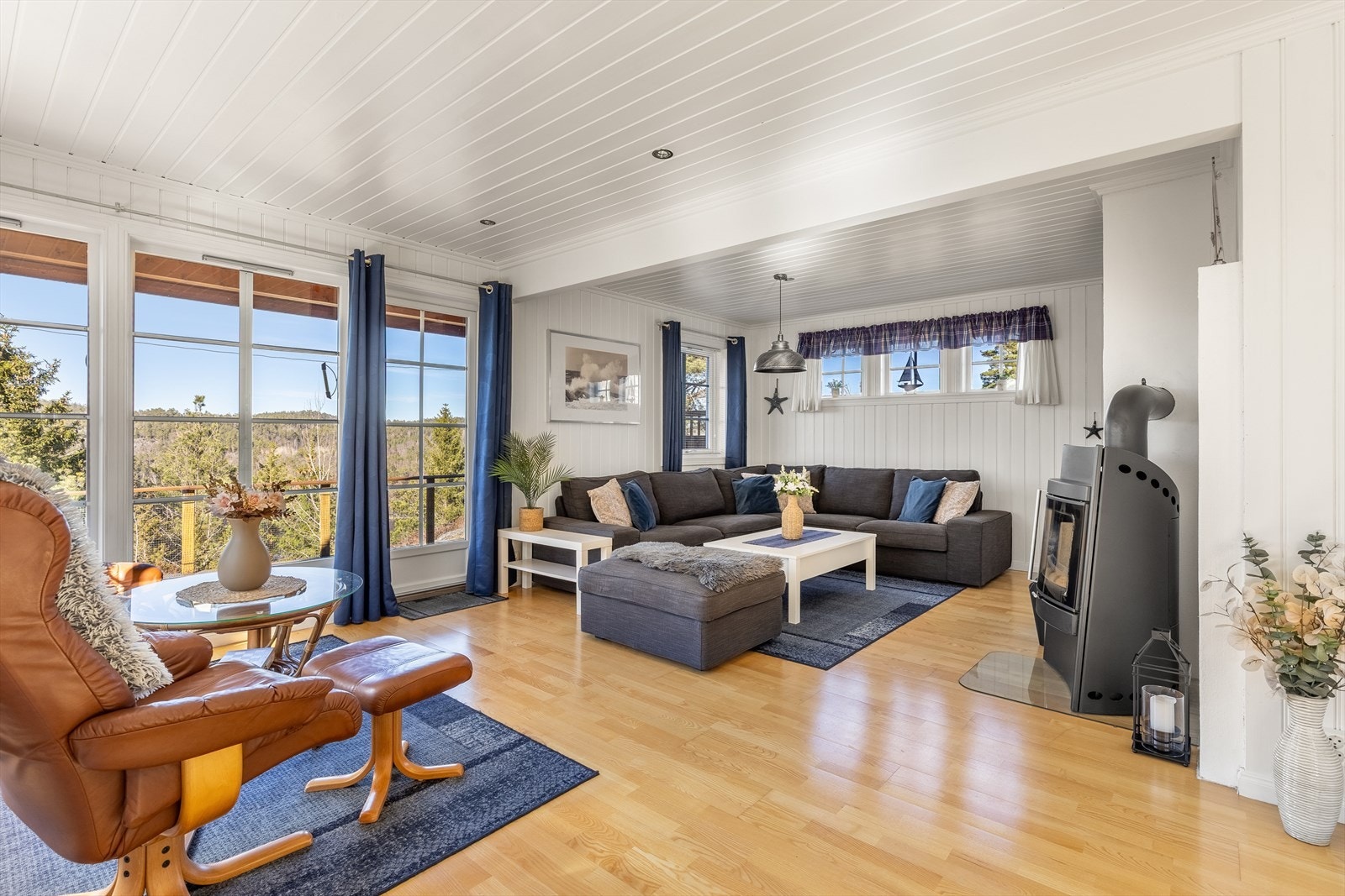 Stuen har lyse og nøytrale overflater Galleribilde