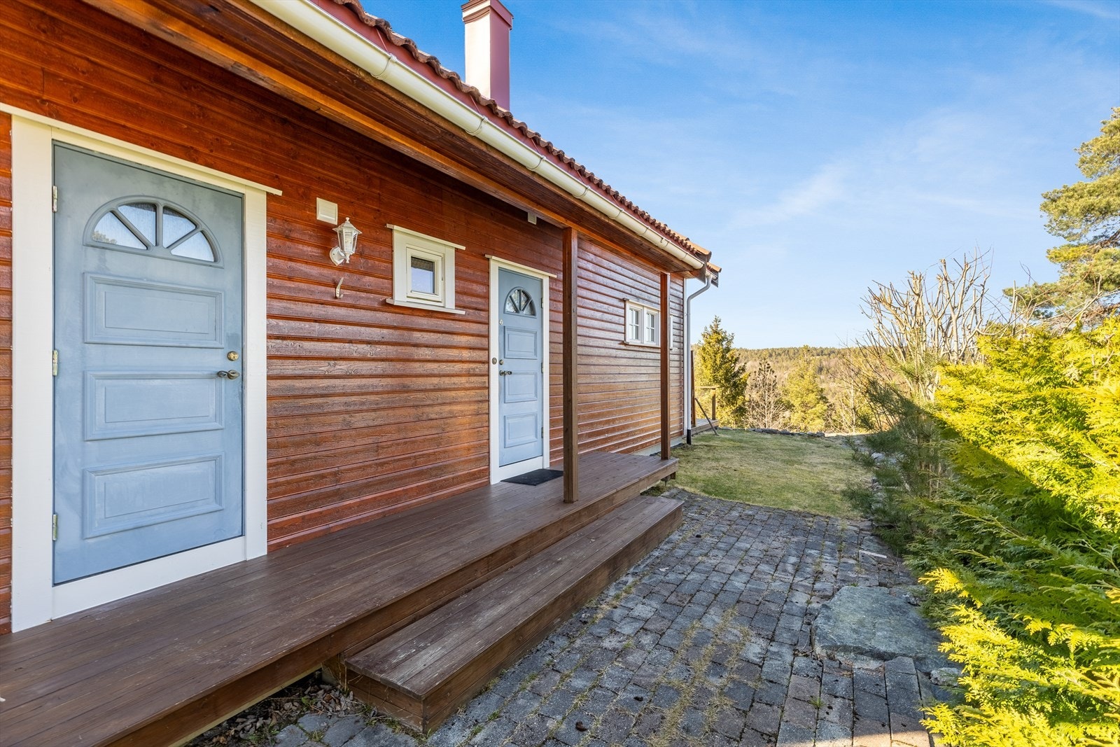 Inngangsparti med delvis overbygd tak - samt inngang til bod Galleribilde