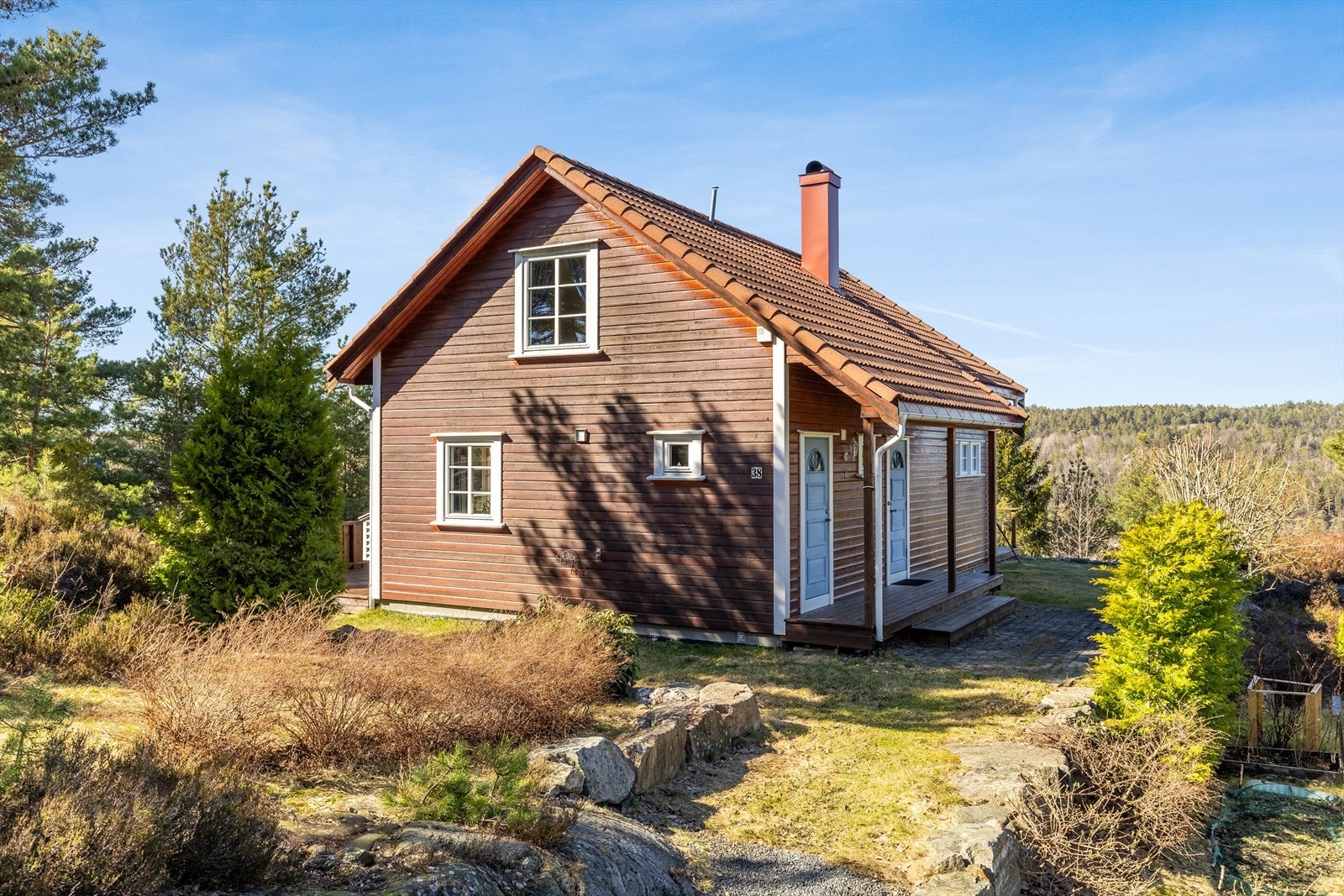 Boligen har utvendig adkomst til praktisk bod for oppbevaring Galleribilde