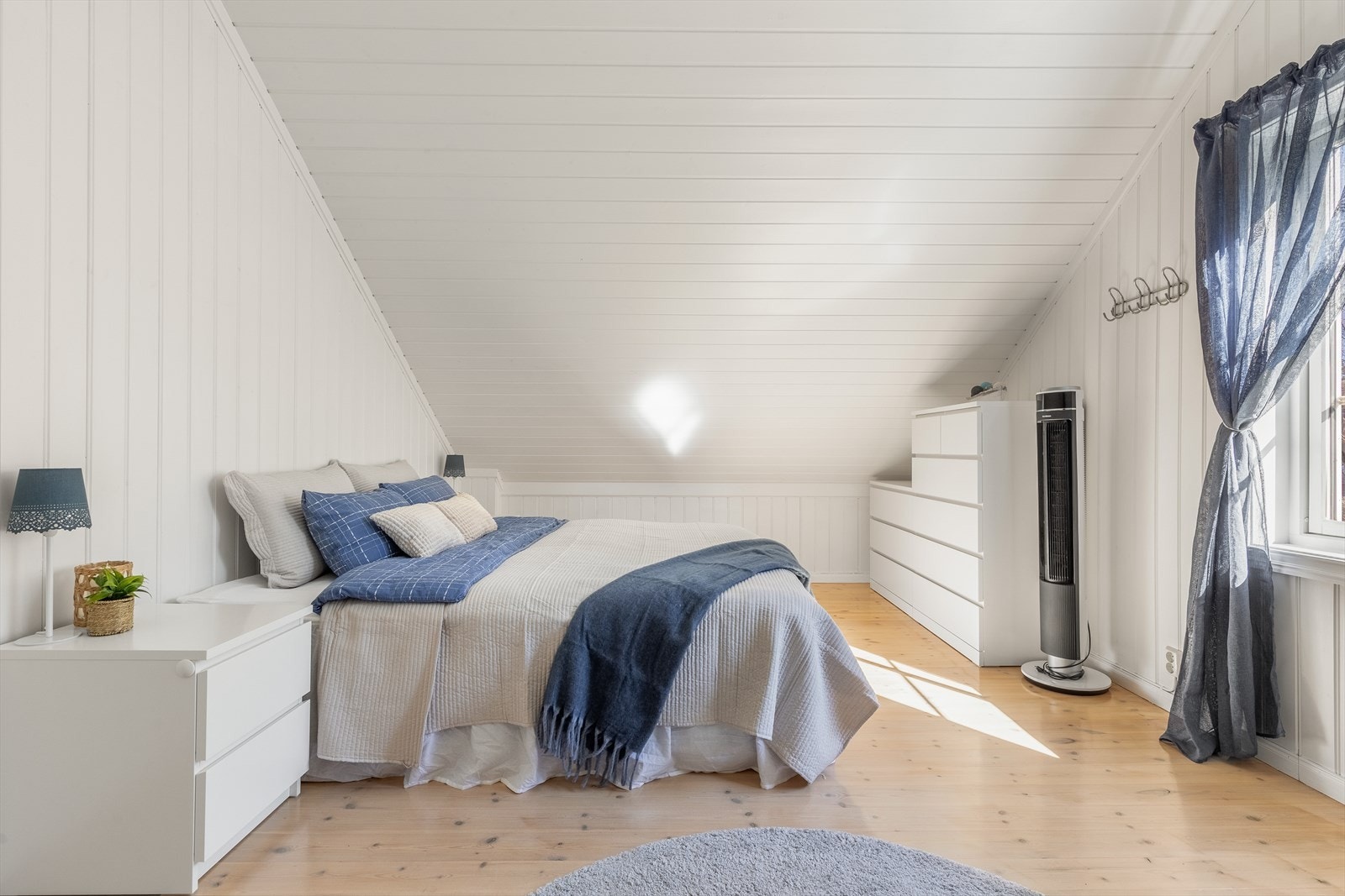 Romslig soverom i 2. etasje Galleribilde