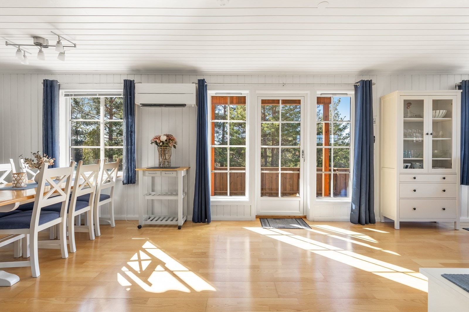 Varmepumpe og peis i stue for oppvarming Galleribilde