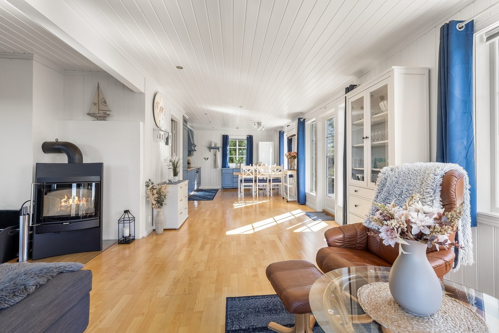 Stuen og kjøkken er i praktisk åpen løsning Galleribilde