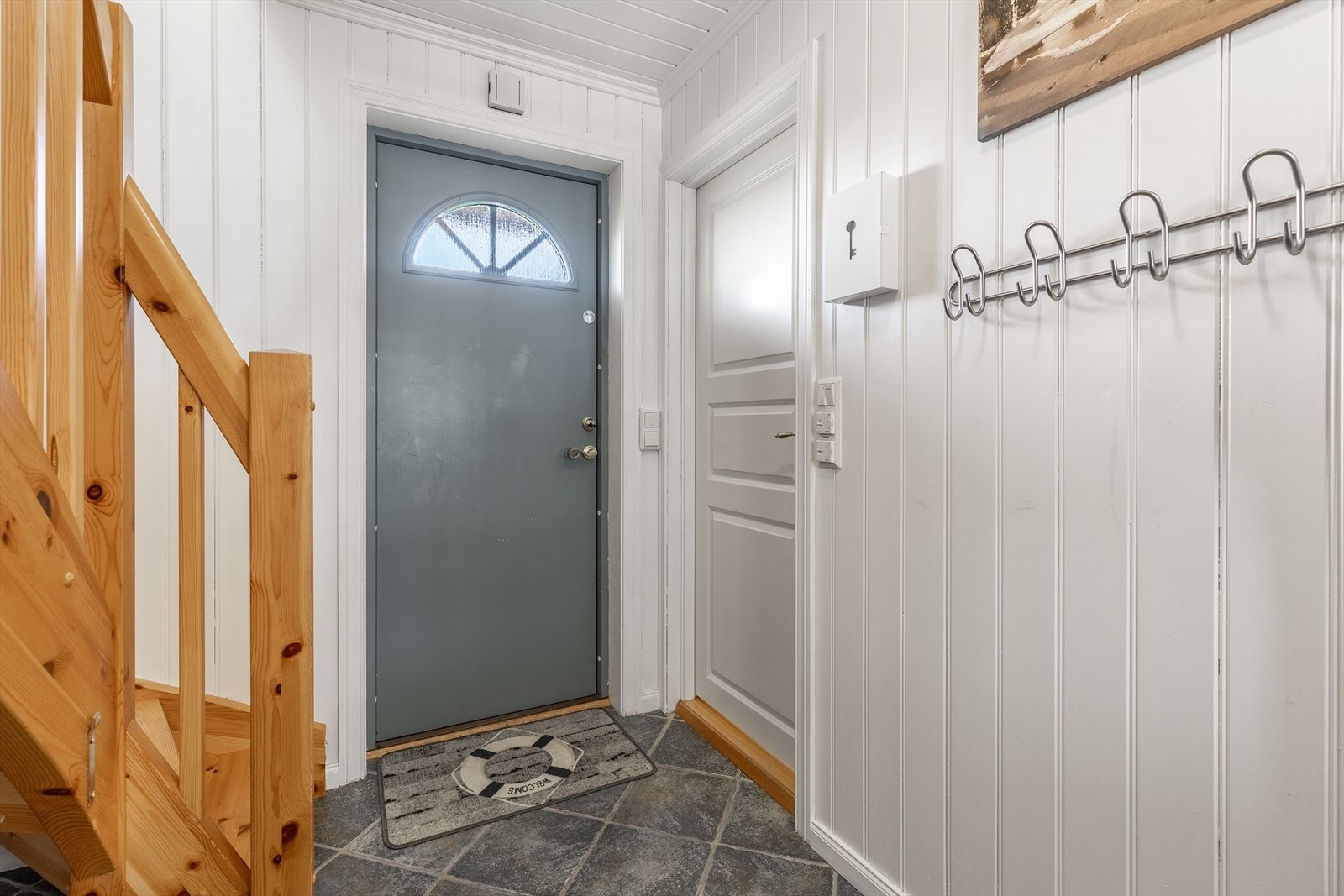 Romslig gang med plass til å henge fra seg yttertøy Galleribilde