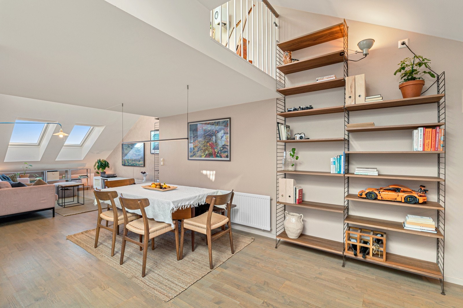 Luftig og lys stue med god plass til spisegruppe og annet ønsket møblement. Galleribilde