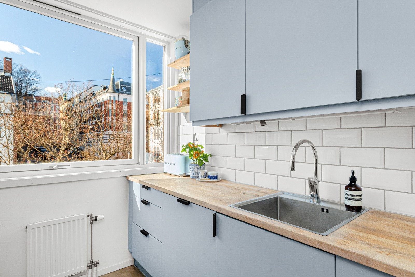 Kjøkkeninnredningen har malte og glatte fronter, samt benkeplate av tre som nylig er slipt. Galleribilde