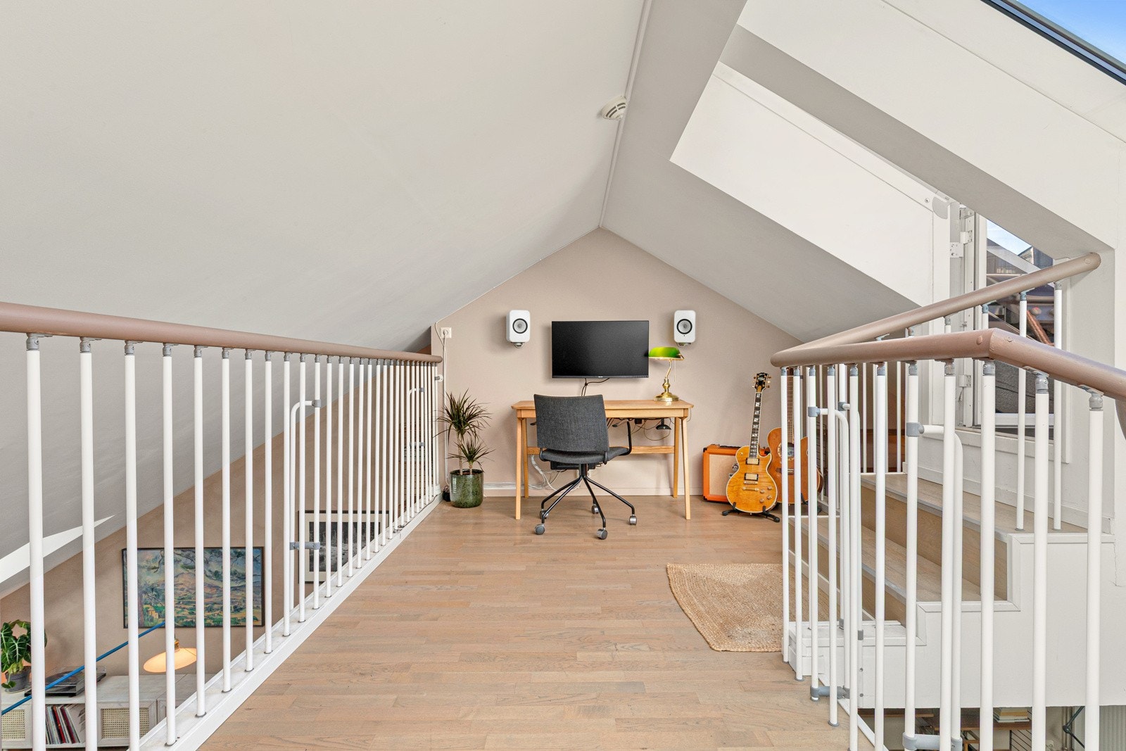 Sjarmerende mesanin med god plass til ønsket møblement. Galleribilde