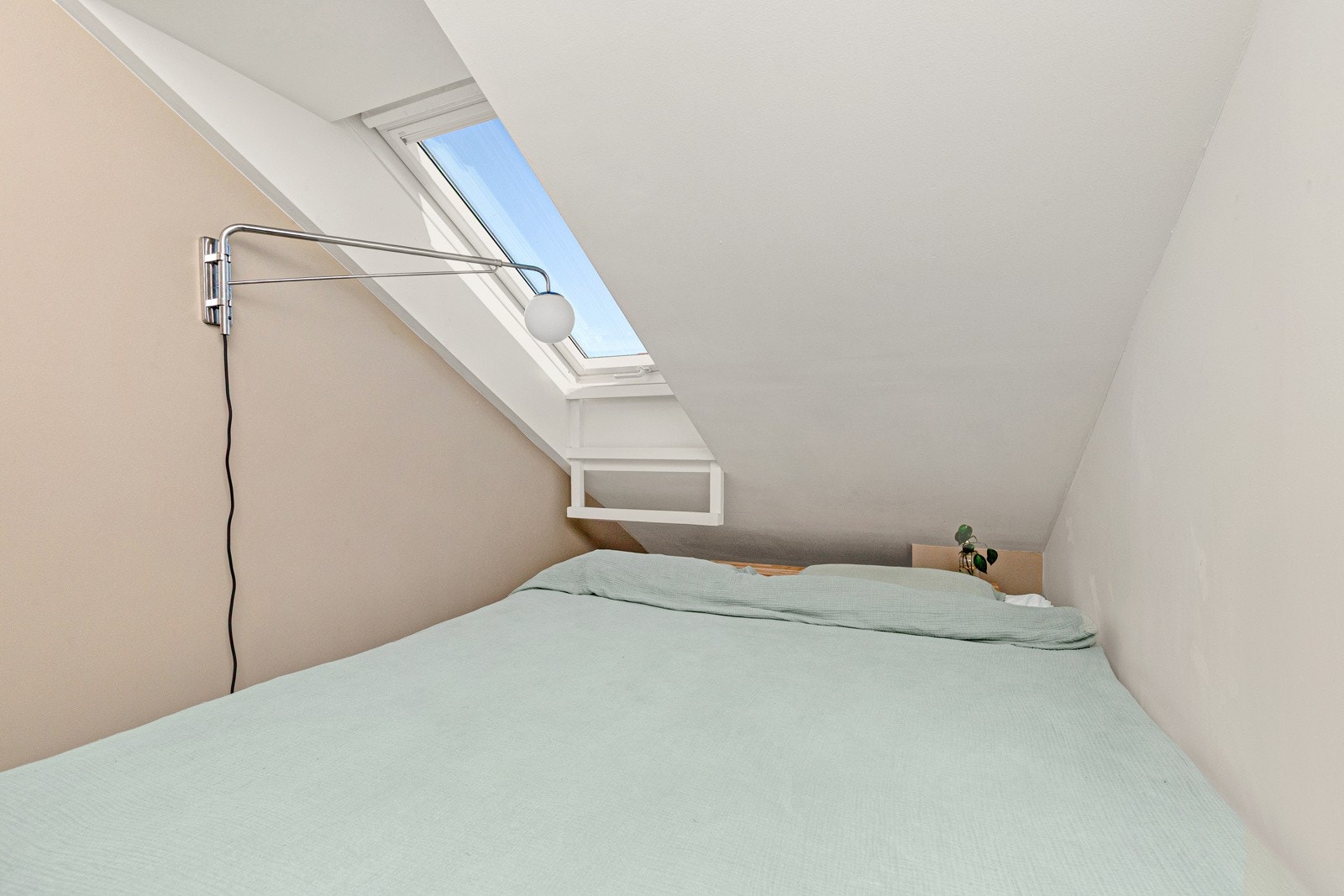 Lyst hovedsoverom med plass til stor dobbeltseng samt skap til klær. Galleribilde