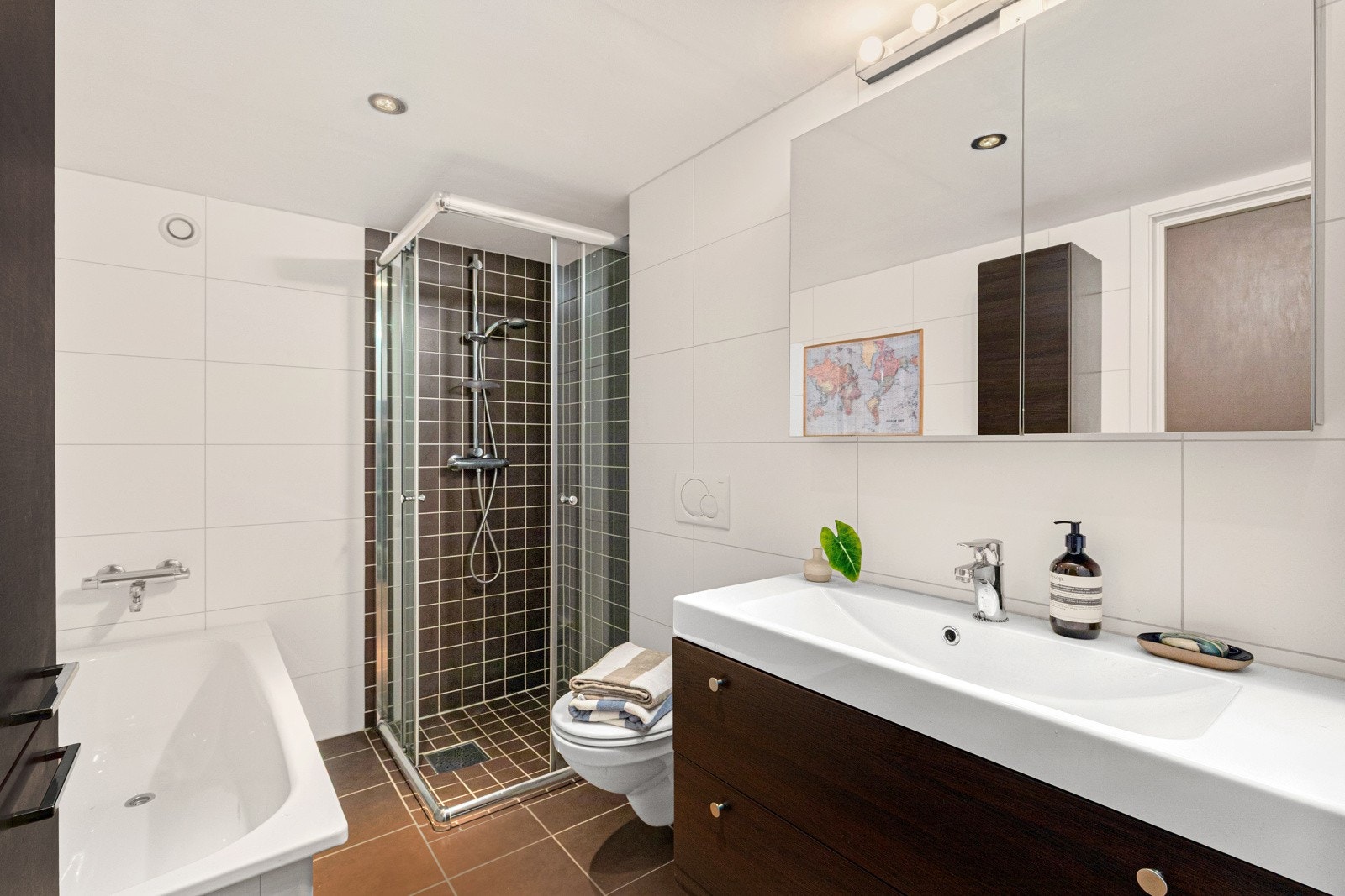 Tidløst og romslig bad fra 2012 med flislagte vegger og gulv med varme. Galleribilde