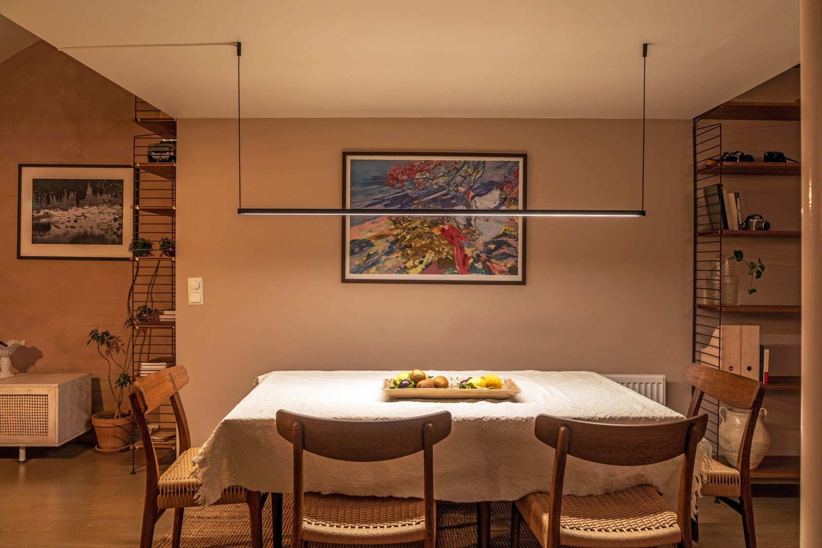 Stuen ligger i en åpen løsning mot kjøkkenet som gjør stuen til en meget sosial og hyggelig sone. Galleribilde