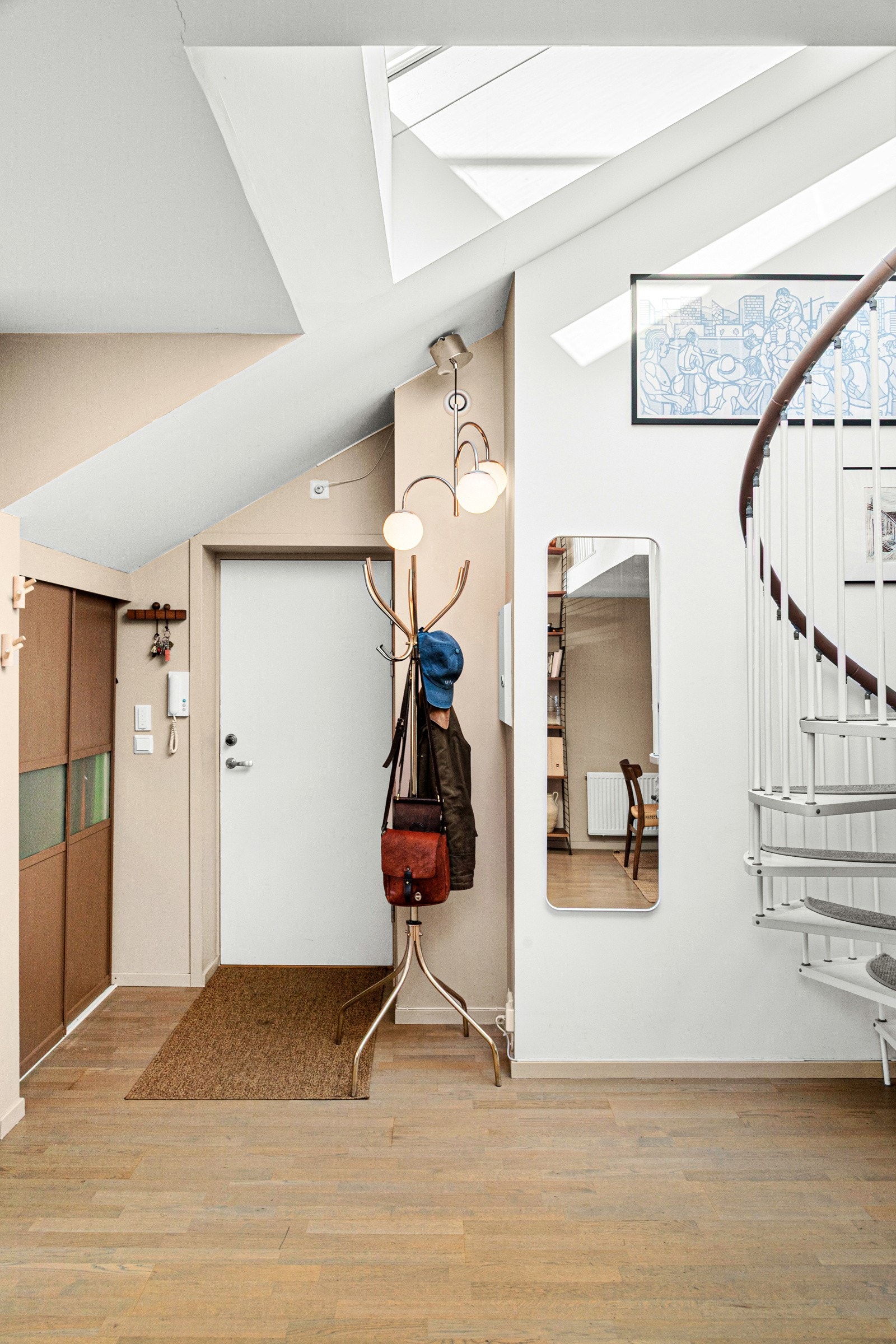 Innbydende entrè med innebygd skap til ekstra oppbevaring. Galleribilde