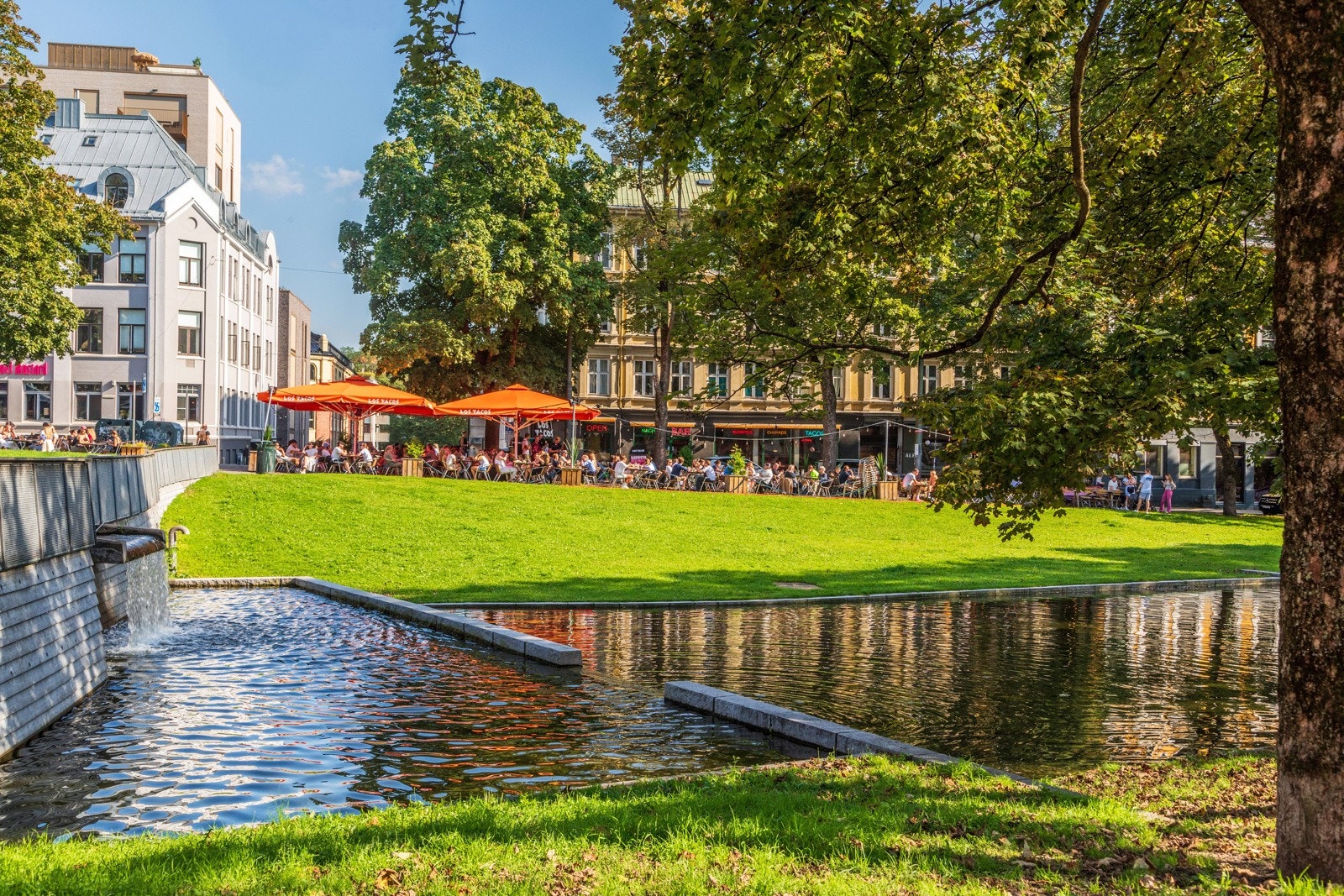 Populære restauranter og uteserveringer like rundt hjørnet. Galleribilde