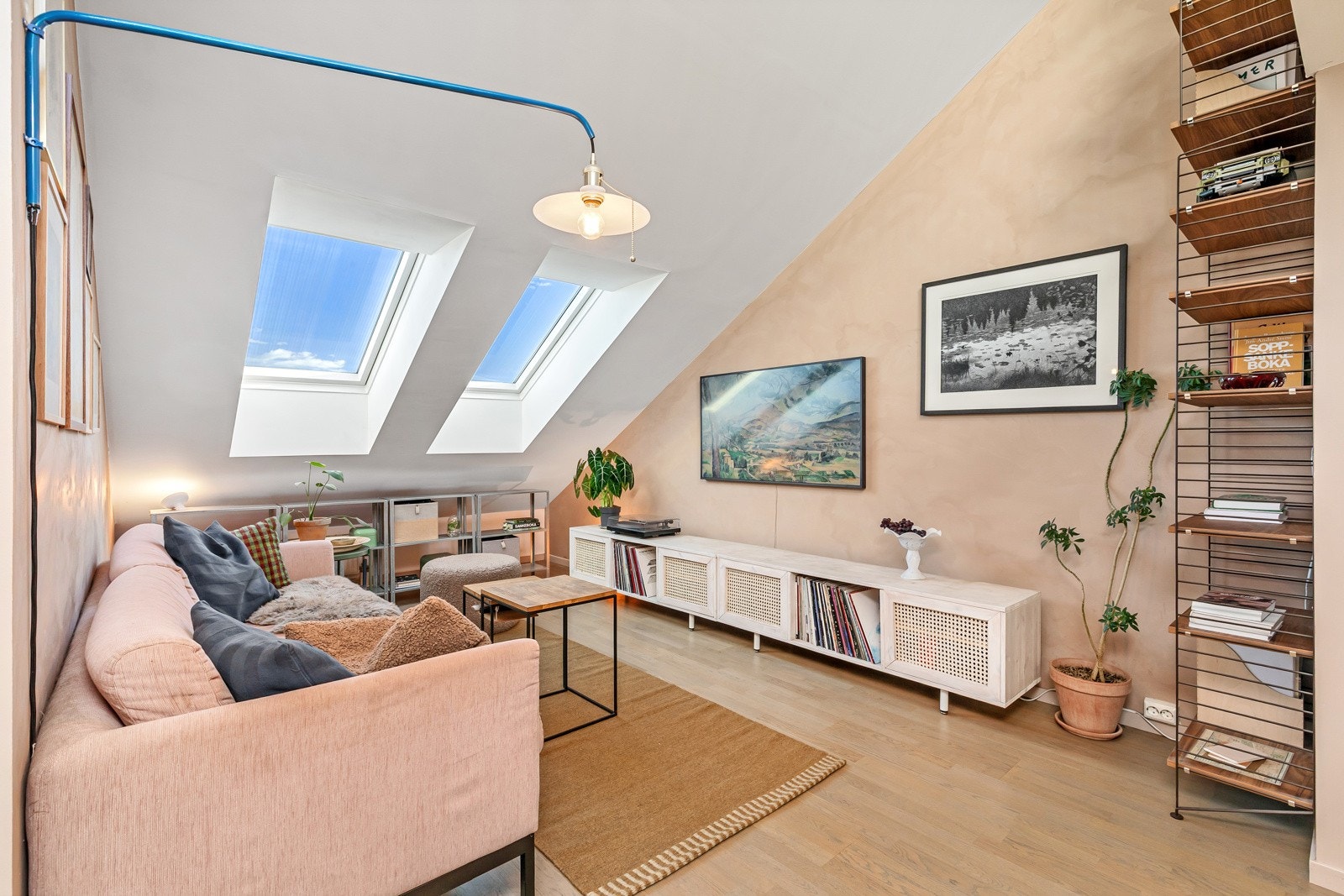 Videre inn i stuen er det en koselig TV-krok med god plass til sofa og TV-seksjon. Galleribilde