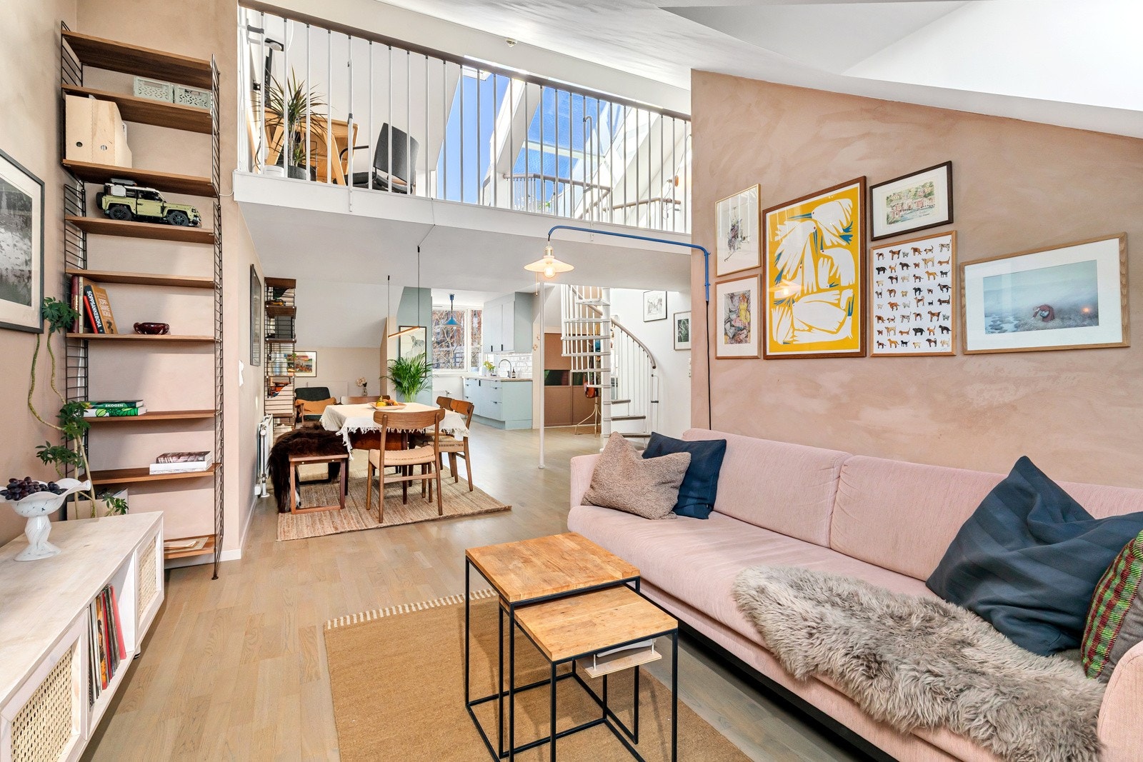 Gjennomgående naturlig lys og fint utsyn fra alle vinduer. Galleribilde