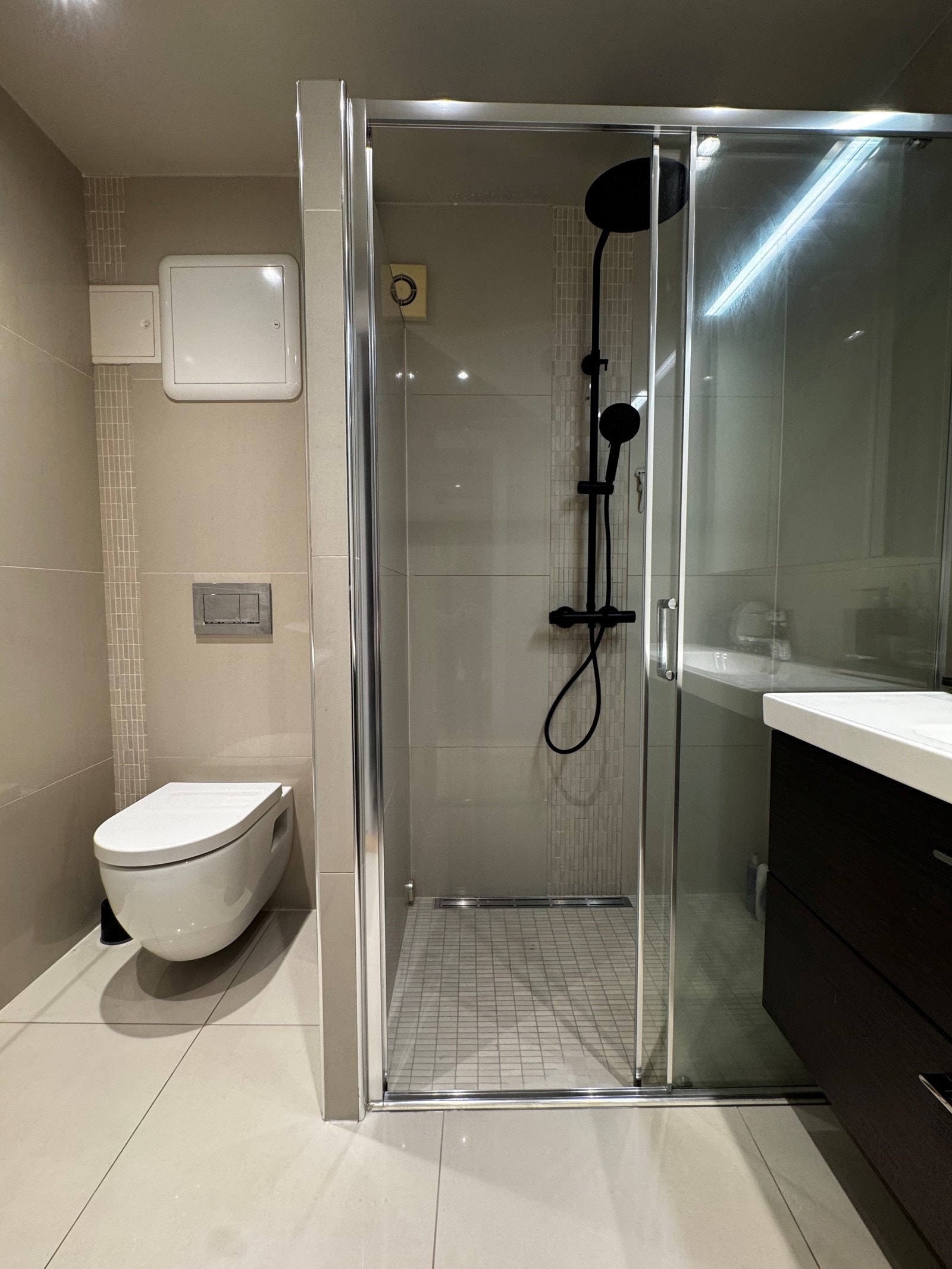 Badet ble pusset opp i 2017, med vegghengt toalett og ny dusjinnredning fra 2025 Galleribilde