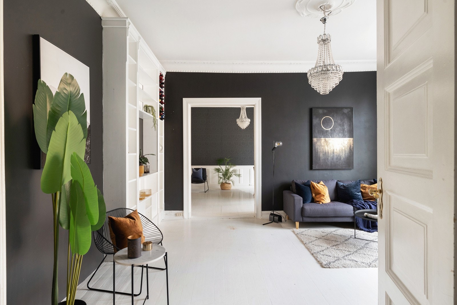 Store stuer på rekke med gode lysforhold herlig takhøyde og klassiske detaljer som stukkatur og rosetter Galleribilde