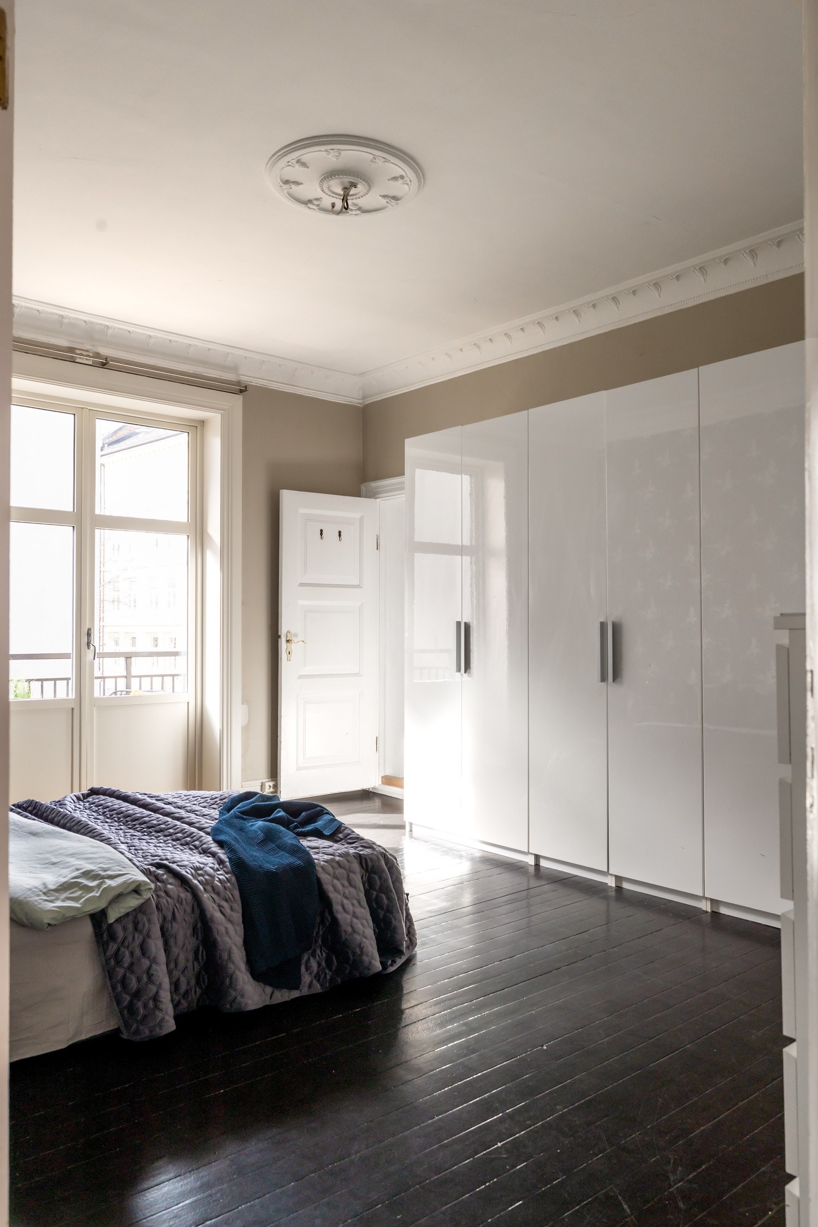 Stort og deilig hovedsoverom med utgang til balkong, inngang til eget baderom samt rikelig med senge- og garderobeplass Galleribilde