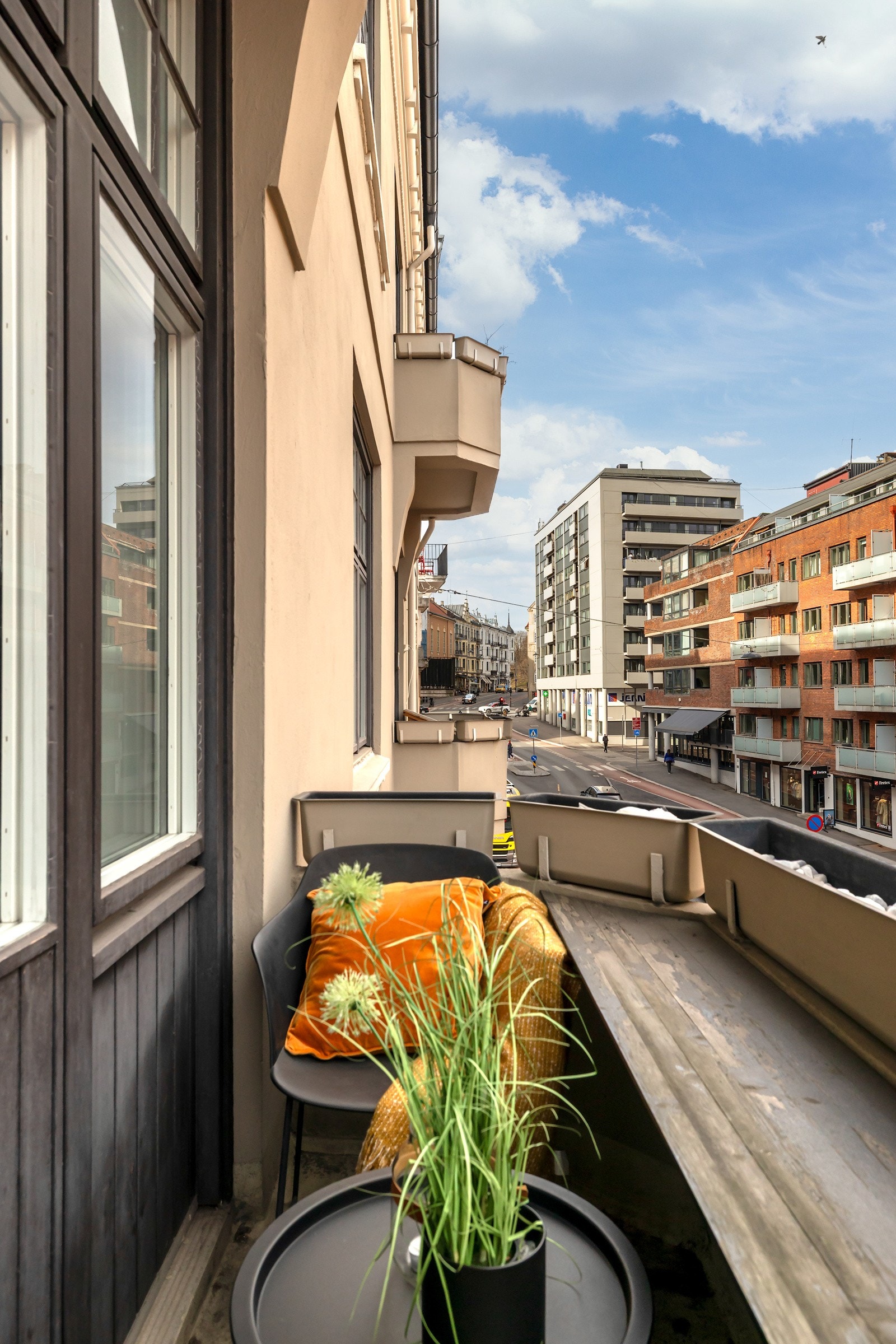 Hyggelig utsyn opp mot parken på St. Hanshaugen og videre nedover mot sentrum Galleribilde