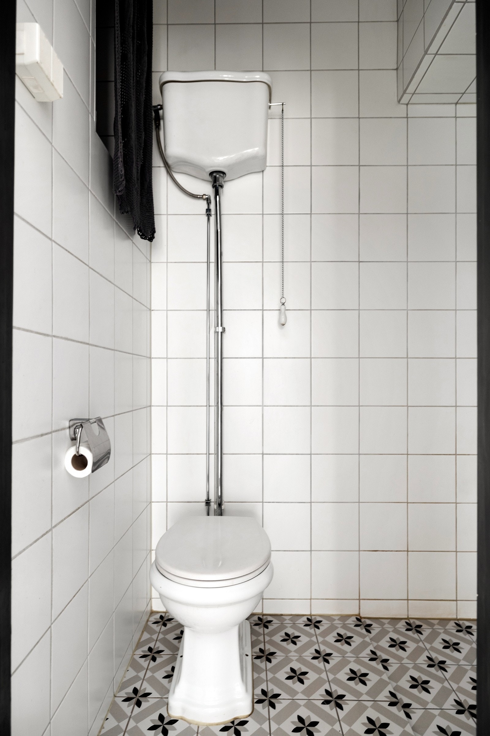 Baderommet i gangen har wc og dusjnisje, badet er fra 2015 Galleribilde