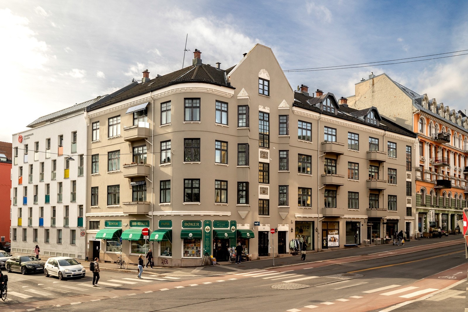 Fasade fra gateplan Galleribilde