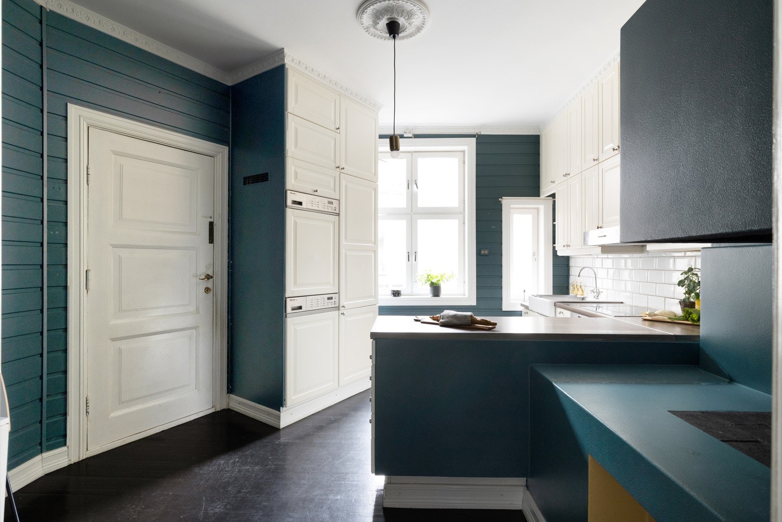 Stort spisekjøkken med god skap- og benkeplass med integrerte hvitevarer Galleribilde