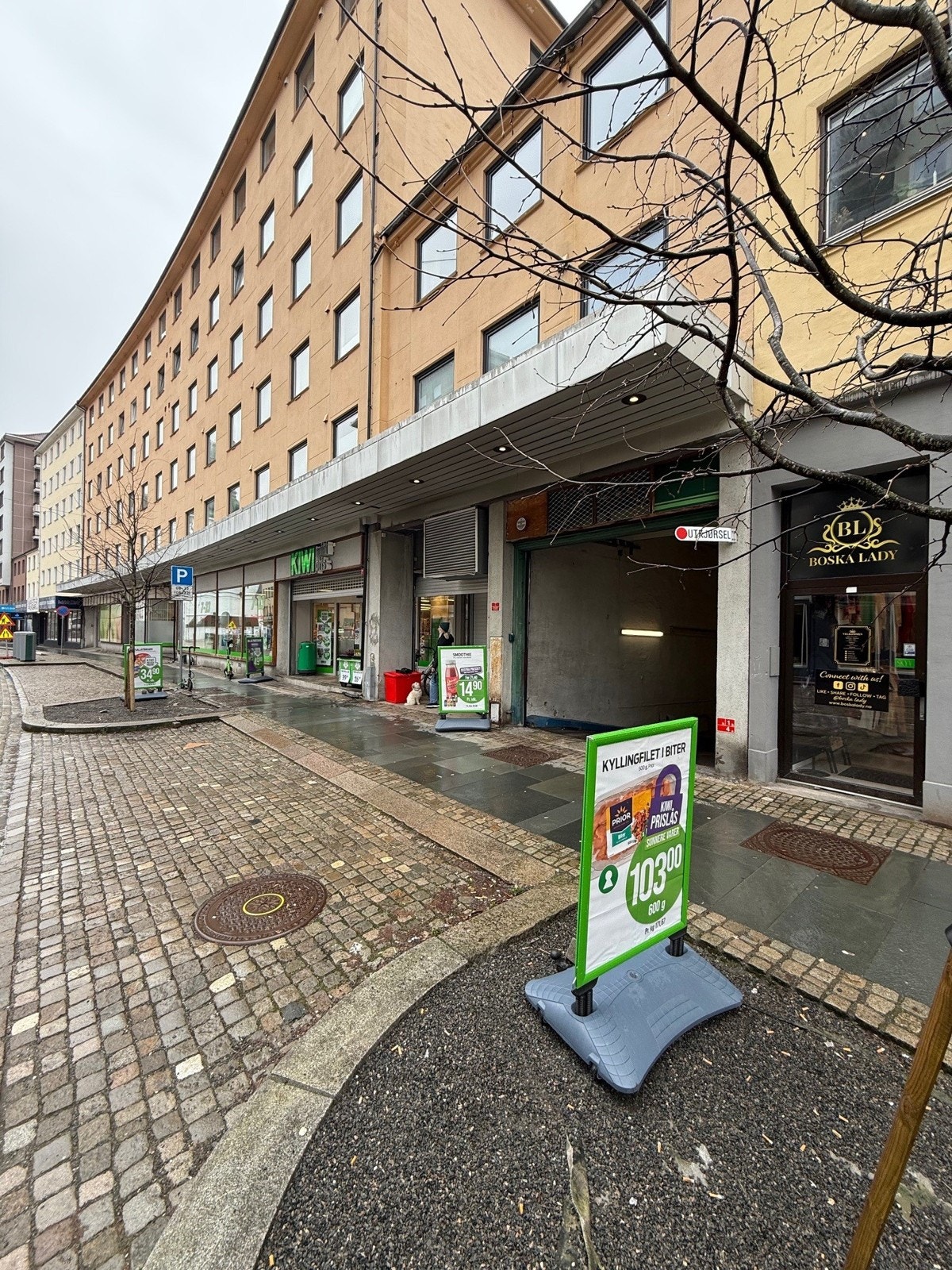 Innkjørsel ved siden av Kiwi butikken i Strandgaten, noen få hundre meter fra leiligheten Galleribilde