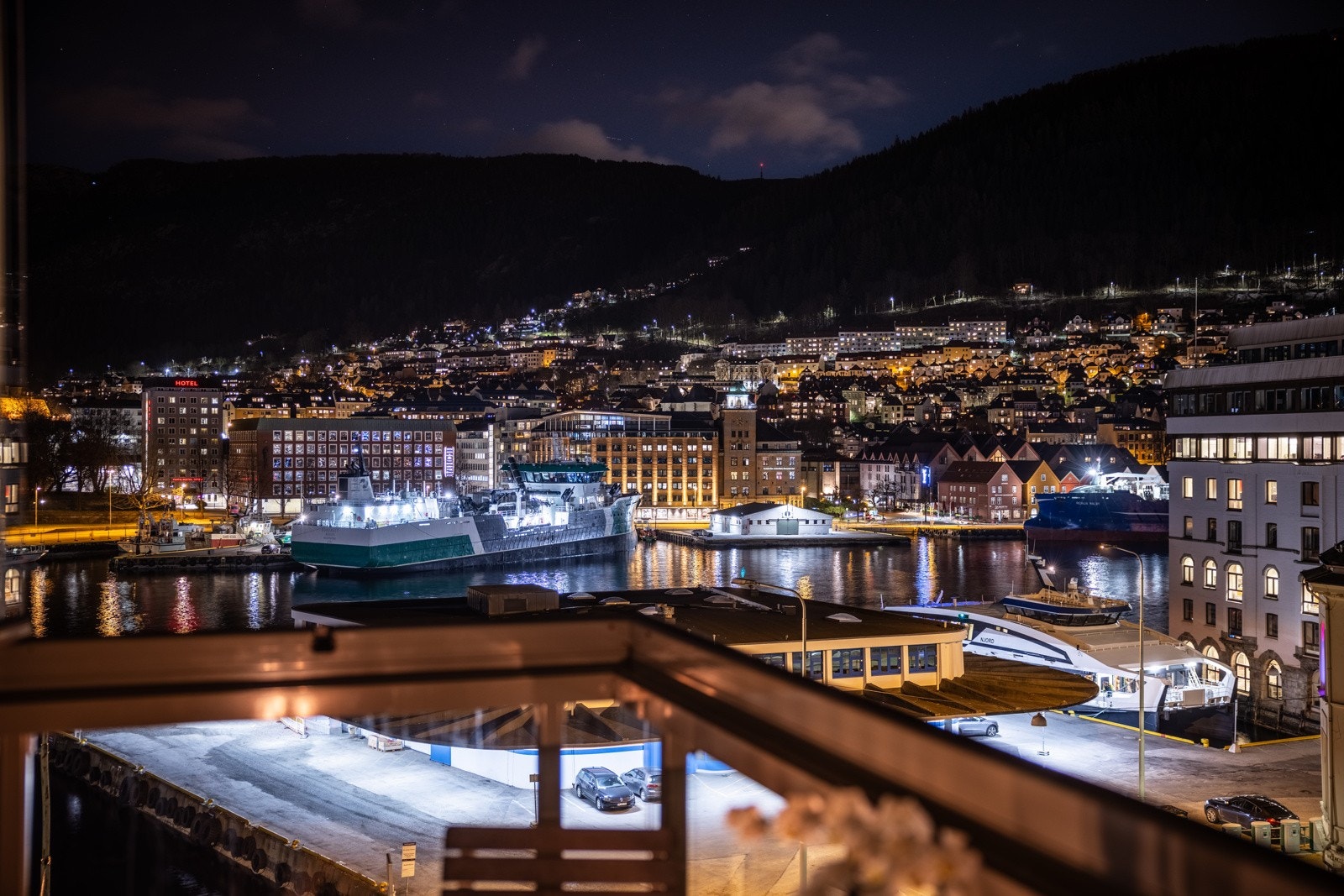 Utsikten er ubeskrivelig vakker og man har full oversikt over skipstrafikken Galleribilde