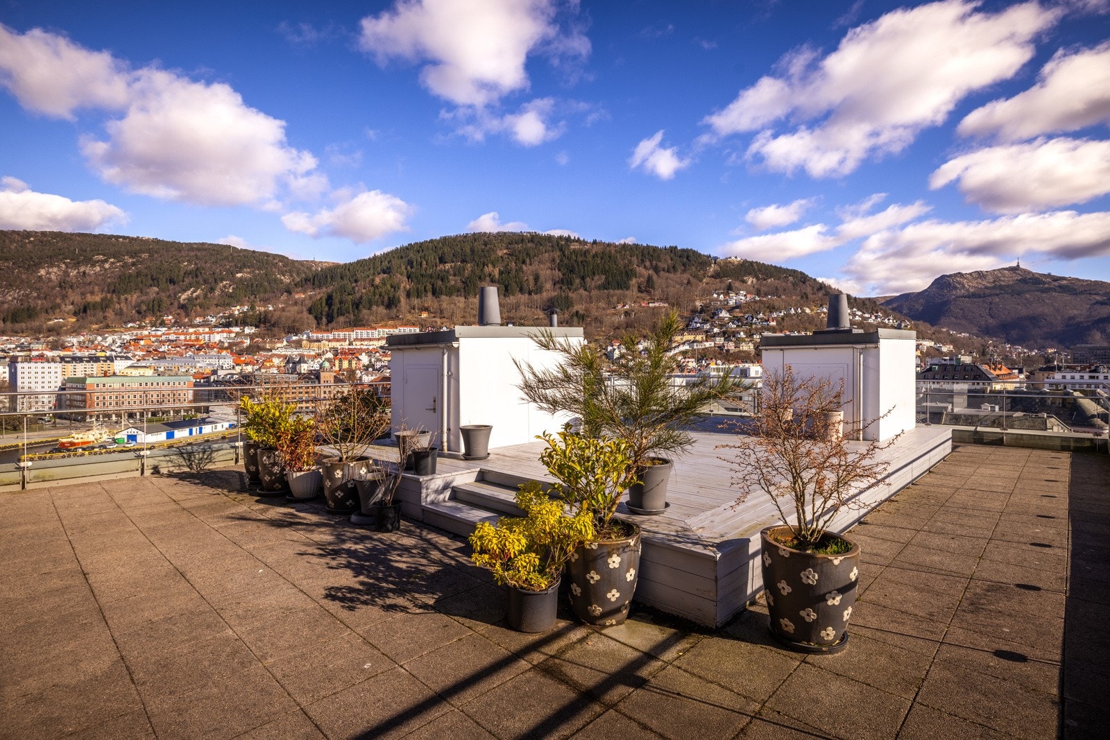 Takterrassen er på hele 157,8 kvm og har svært gode solforhold Galleribilde