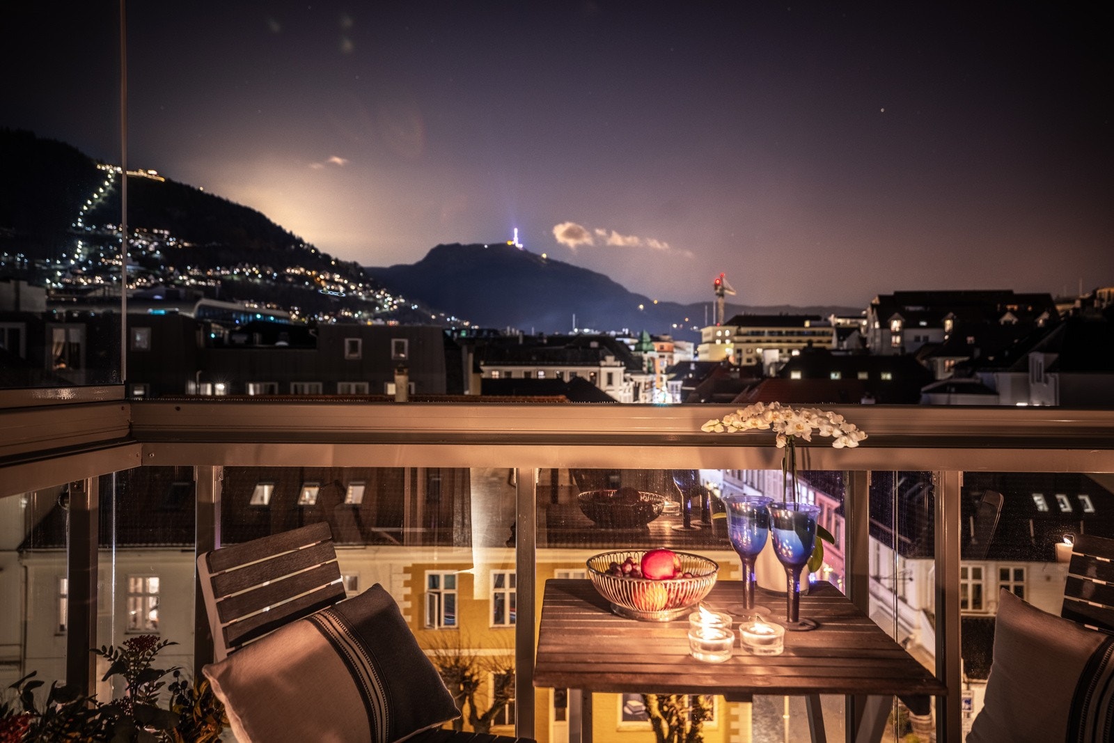 Utsikten mot Fløien og Ulriken samt Bergen by blir man aldri lei Galleribilde