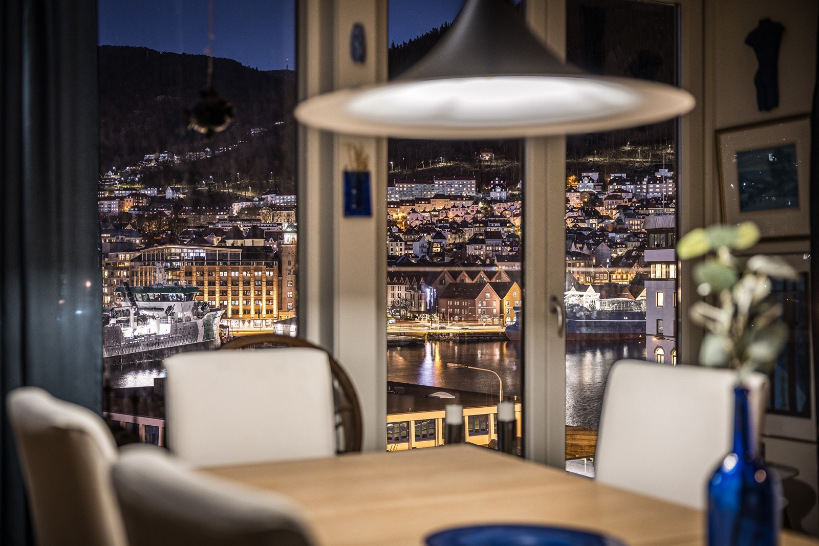 Velkommen til en sjelden anledning - her bor man med orkesterplass til Bergen by Galleribilde