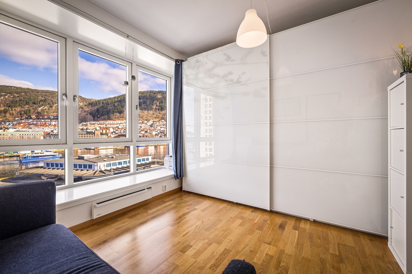 Soverom nr 2 er på 11 kvm og har stor skyvedørsgarderobe Galleribilde