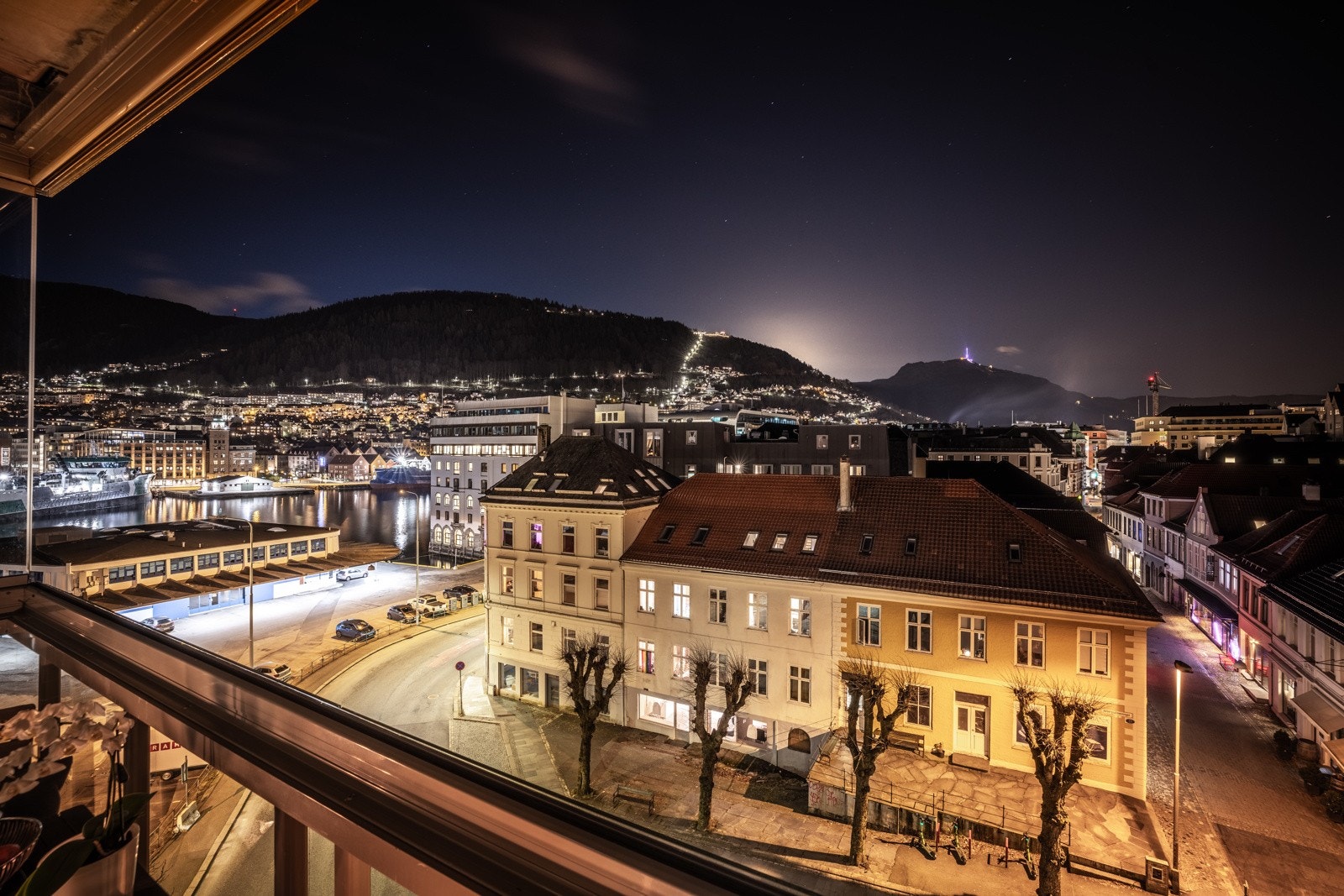 Balkongen er på 5,7 kvm og har glass som kan skyves til siden Galleribilde