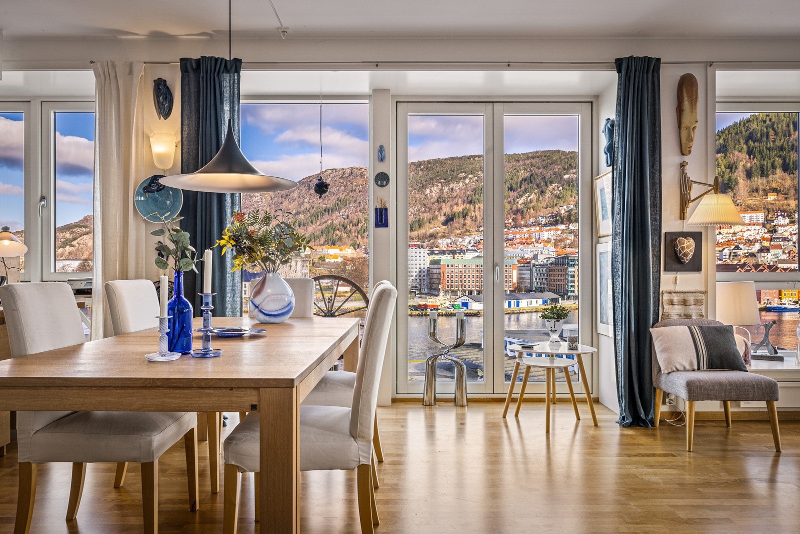 Dører som kan åpnes innover, med sikkerhetsglass i forkant Galleribilde