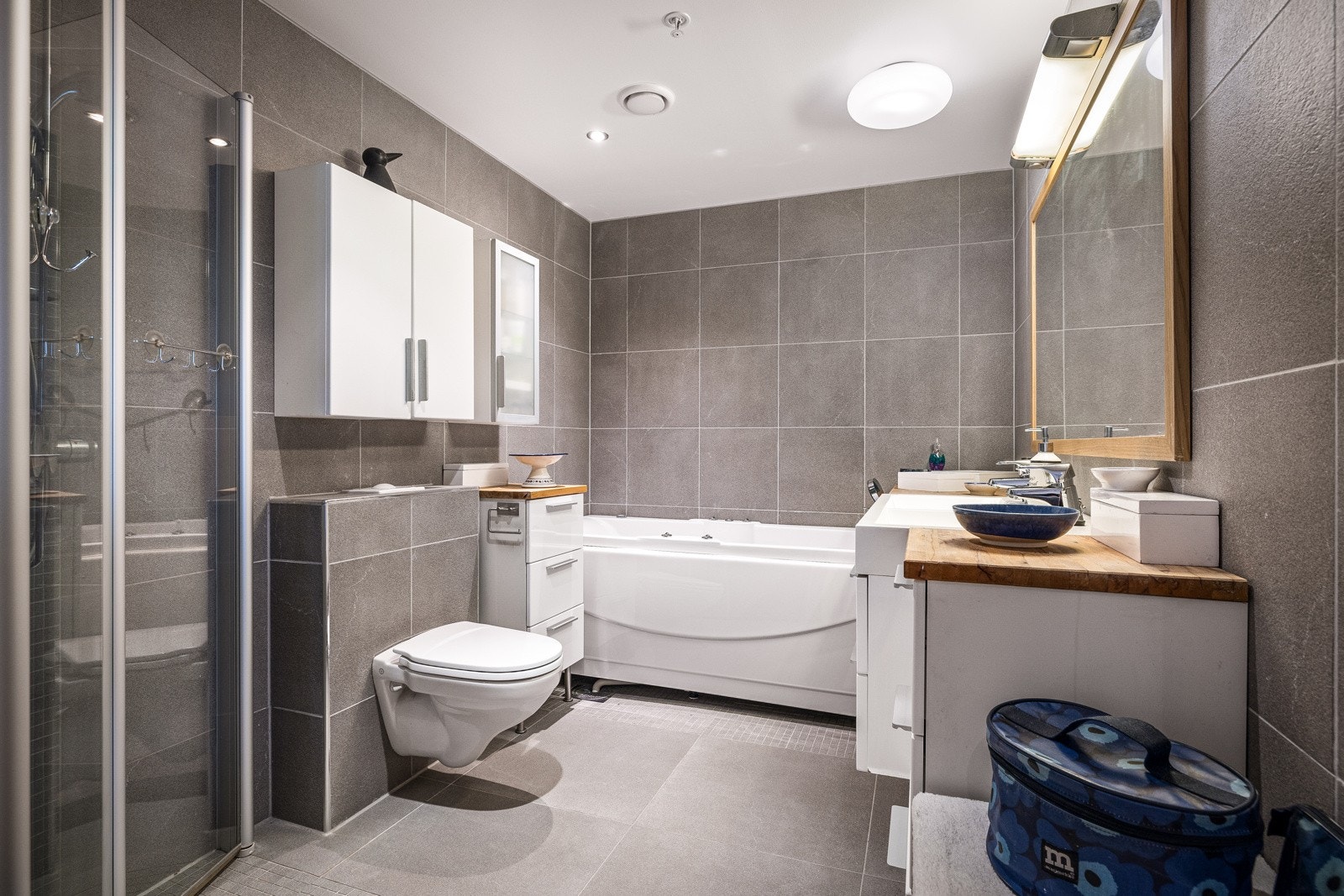 Badet er 6,1 kvm og har både dusj og badekar Galleribilde