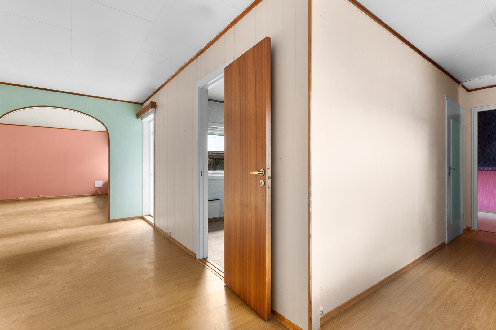 Hall med inngang til kjøkken, stue, baderom og entre Galleribilde