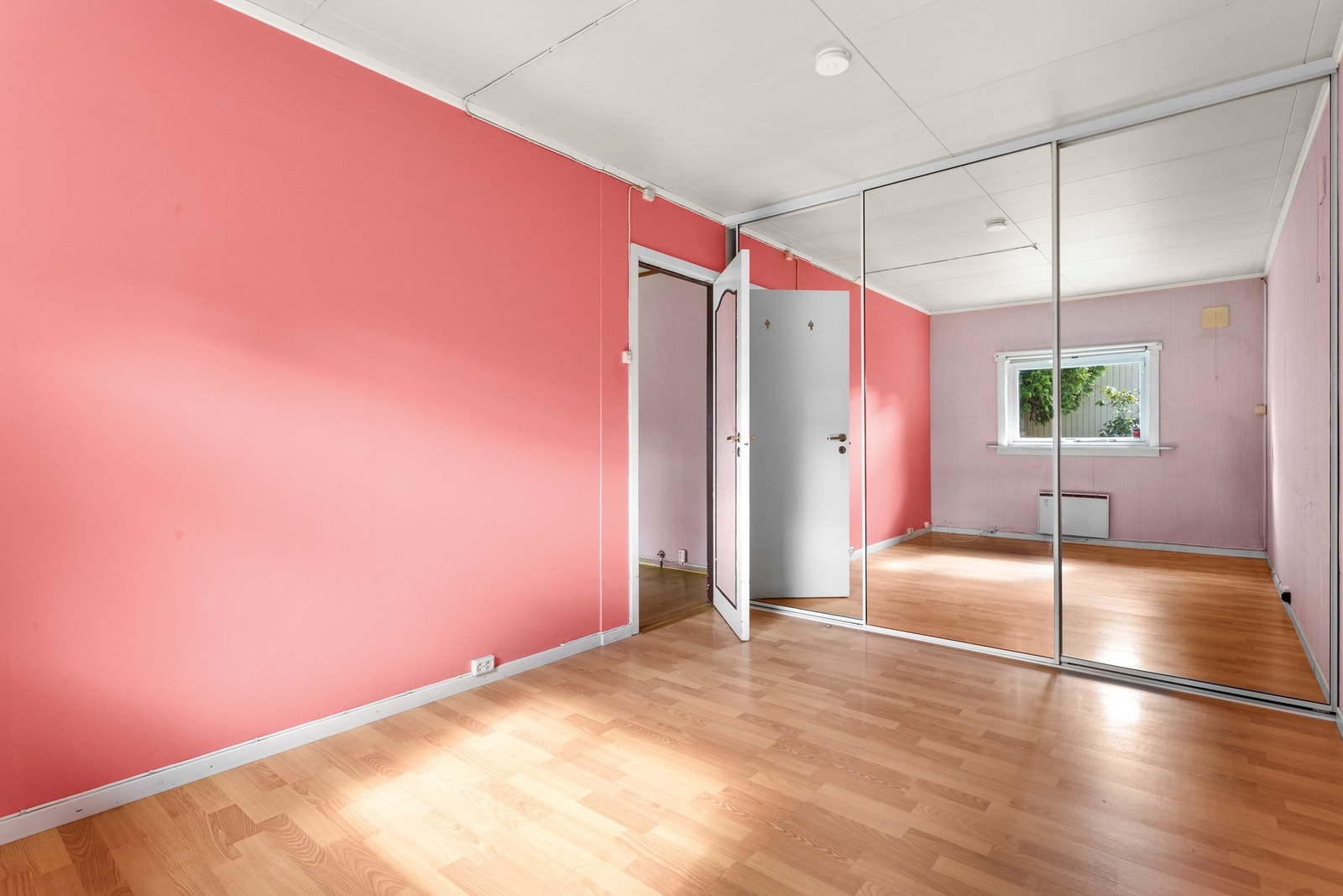 Det er flere garderobeløsninger innvendig og utvendig i boligen Galleribilde