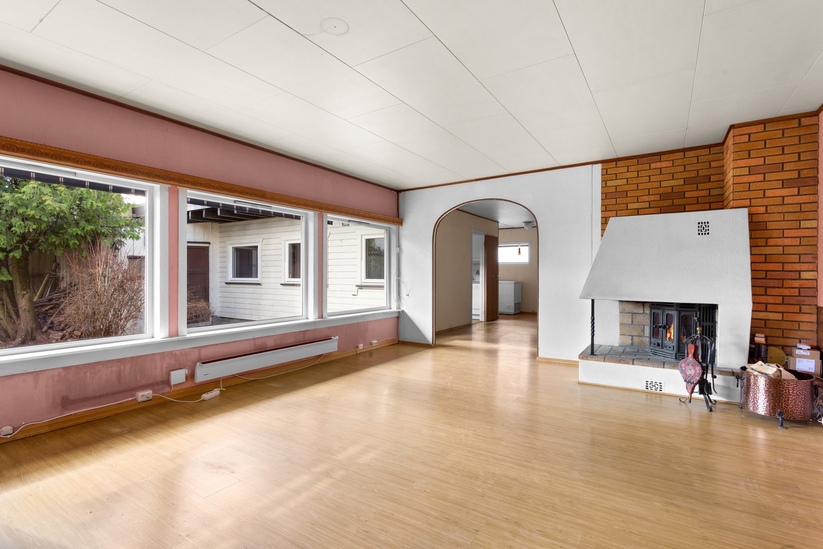 Stor og kvadratisk stue med peis Galleribilde