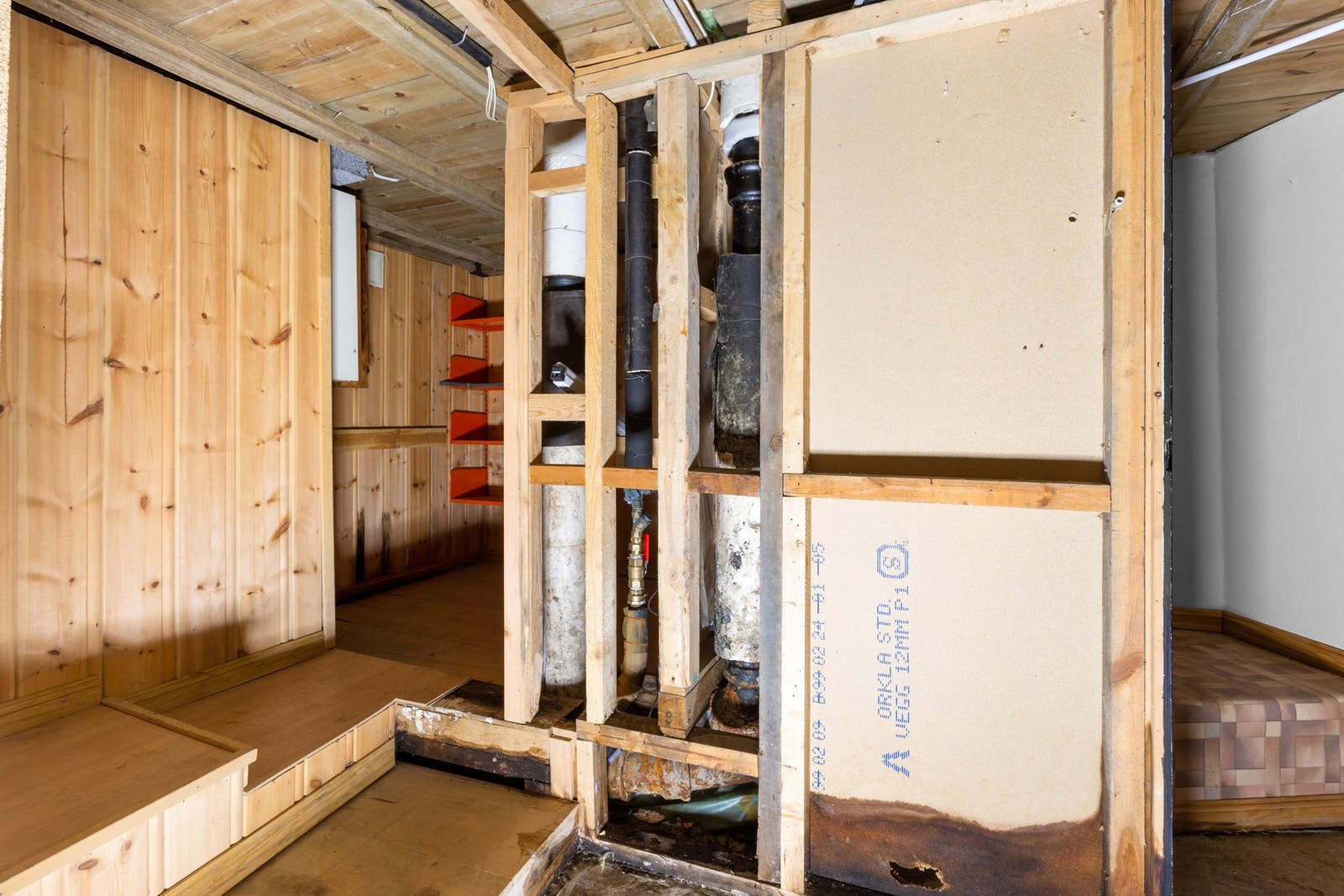 Kjelleren er benyttet til oppbevaring og hobbyverksted. Galleribilde