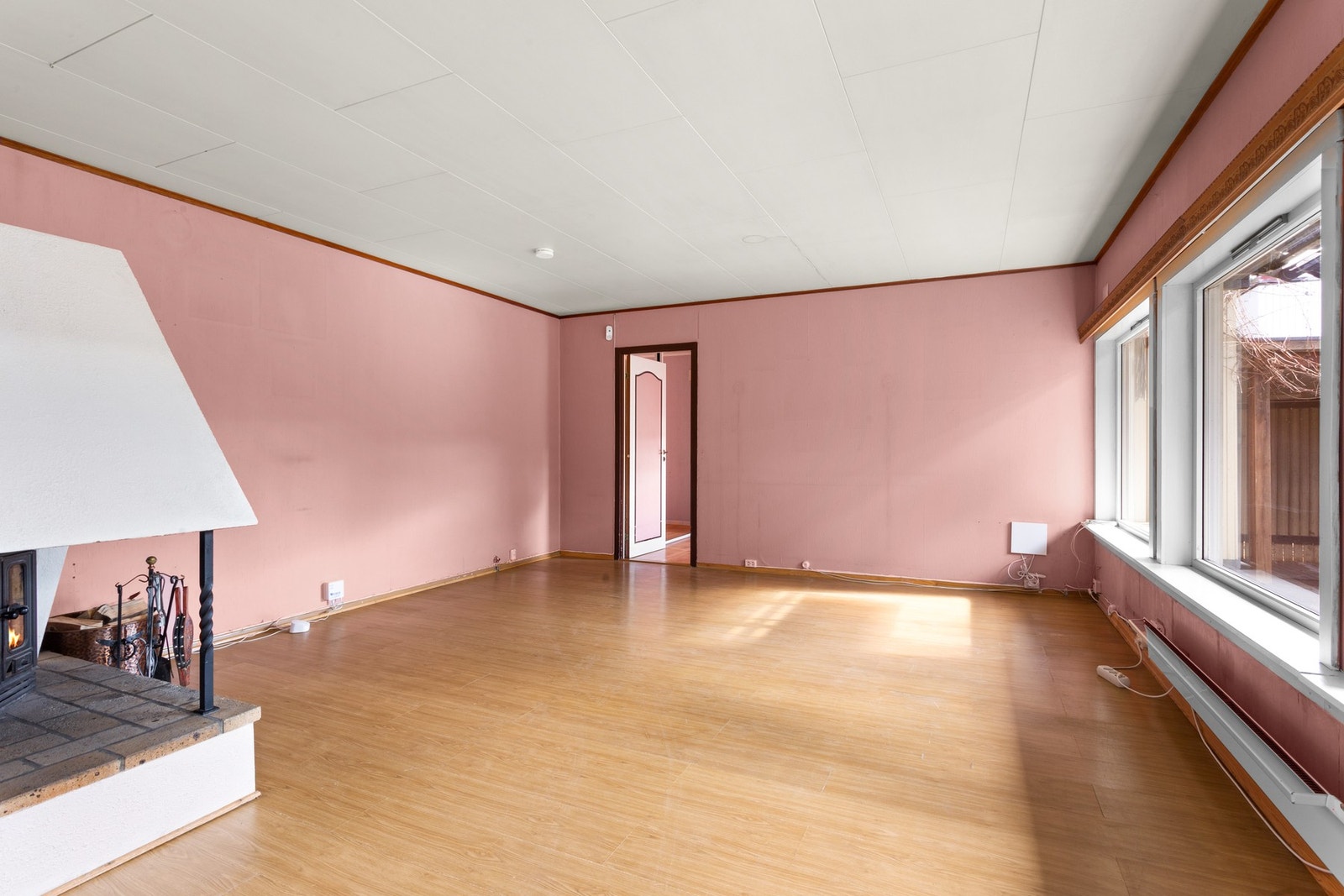 På endeveggen i stuen er det inngang til boligens hovedsoverom Galleribilde