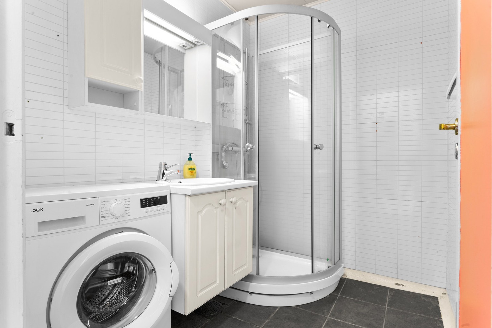 Baderom med dusjkabinett Galleribilde