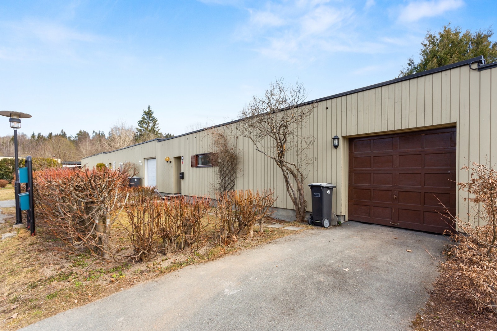 Garasje med elektrisk port Galleribilde