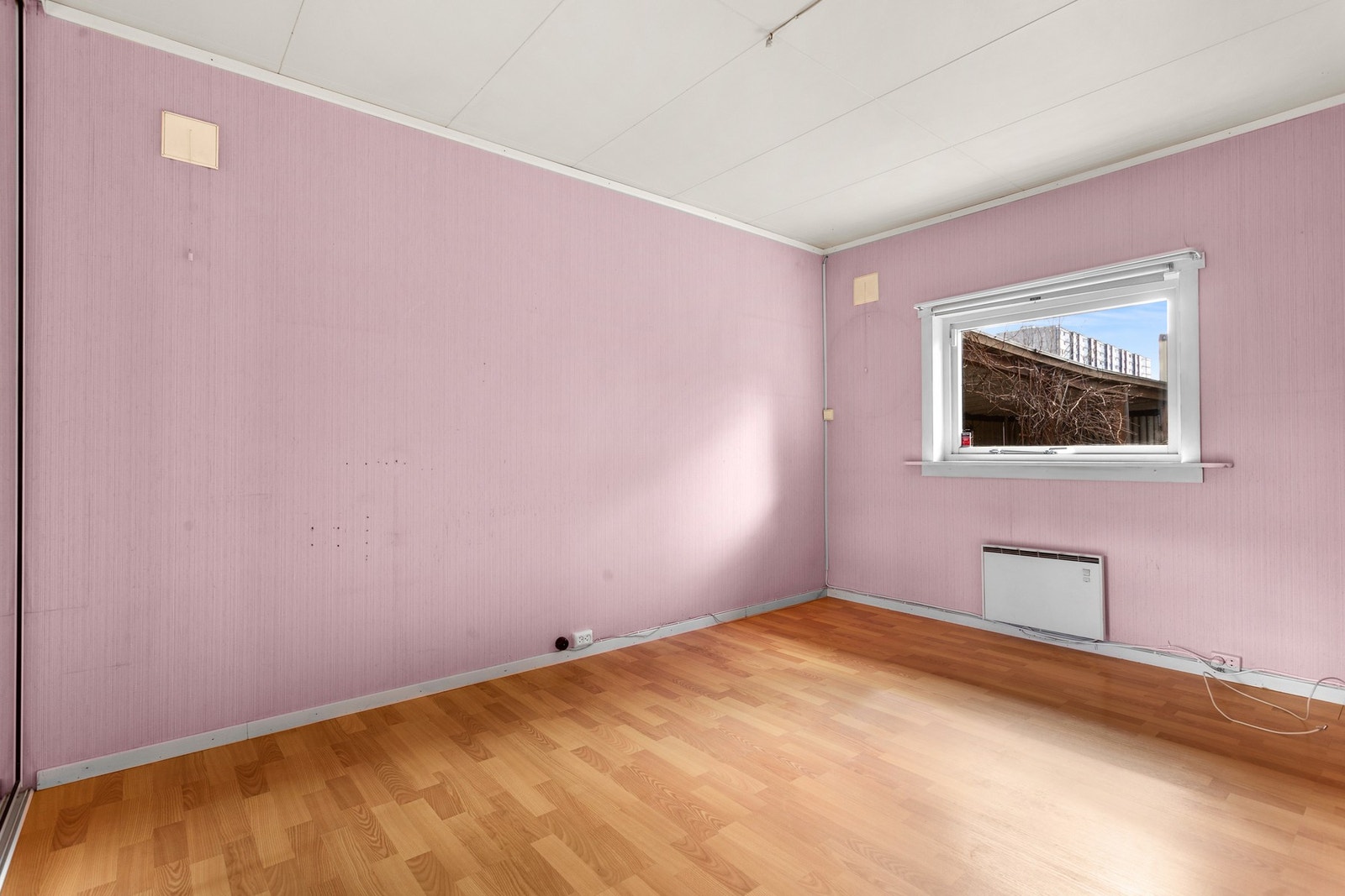 Rommet har god plass til det du måtte behøve, både dobbeltseng og liten barneseng/hjemmekontorpult Galleribilde