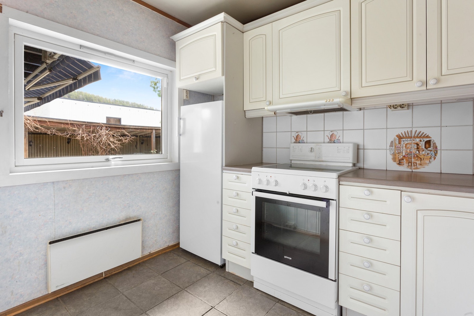 Kjøkkenet har i likehet med øvrige rom stort vindu - perfekt for kokken Galleribilde