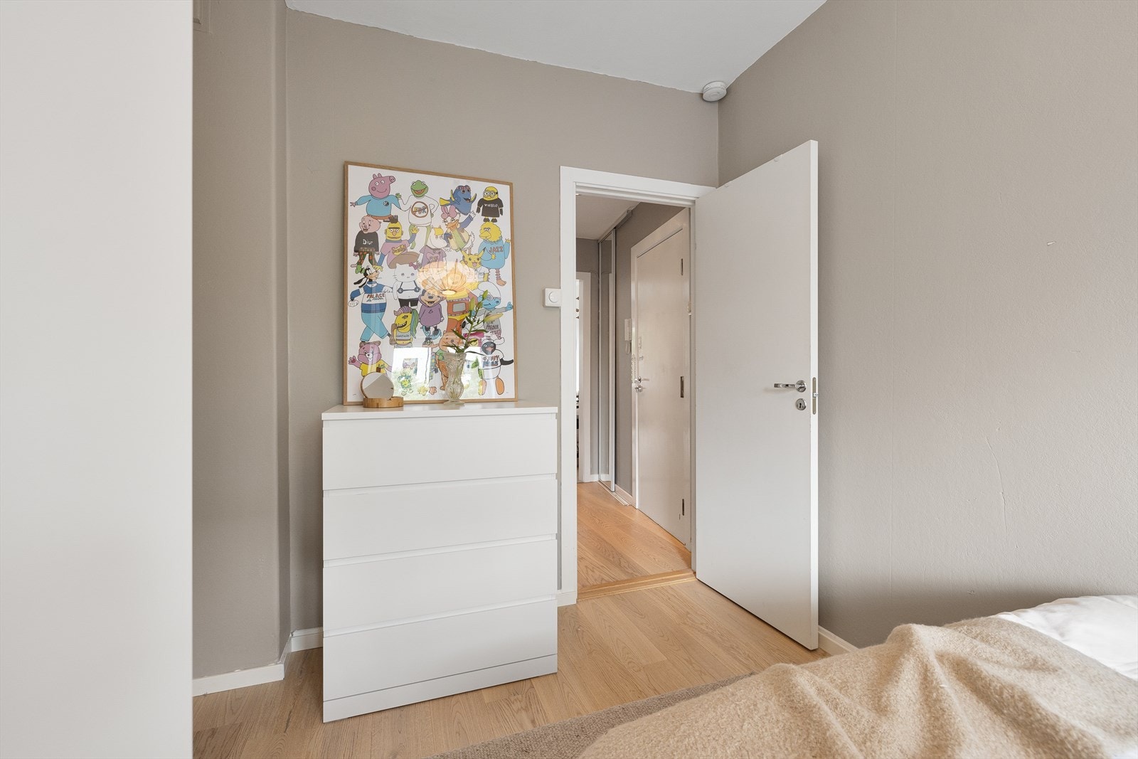 Rommet har god plass til dobbeltseng og garderobeskap. Galleribilde