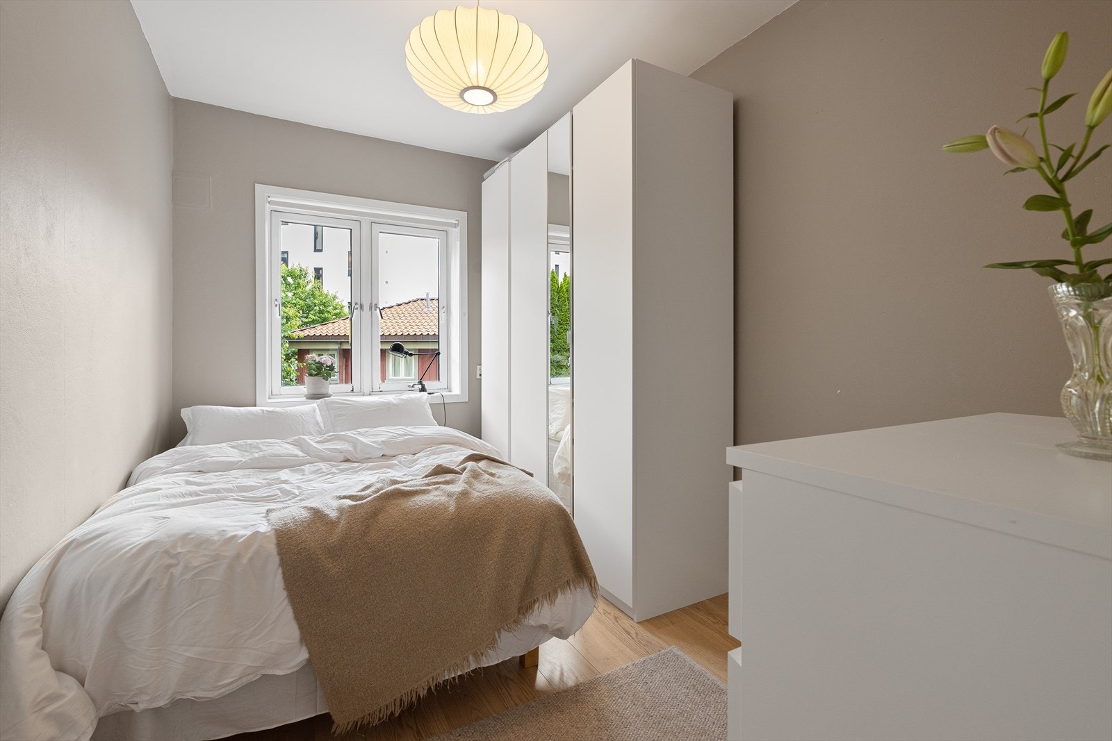 Soverommet er av god størrelse vendt mot bakgård. Galleribilde