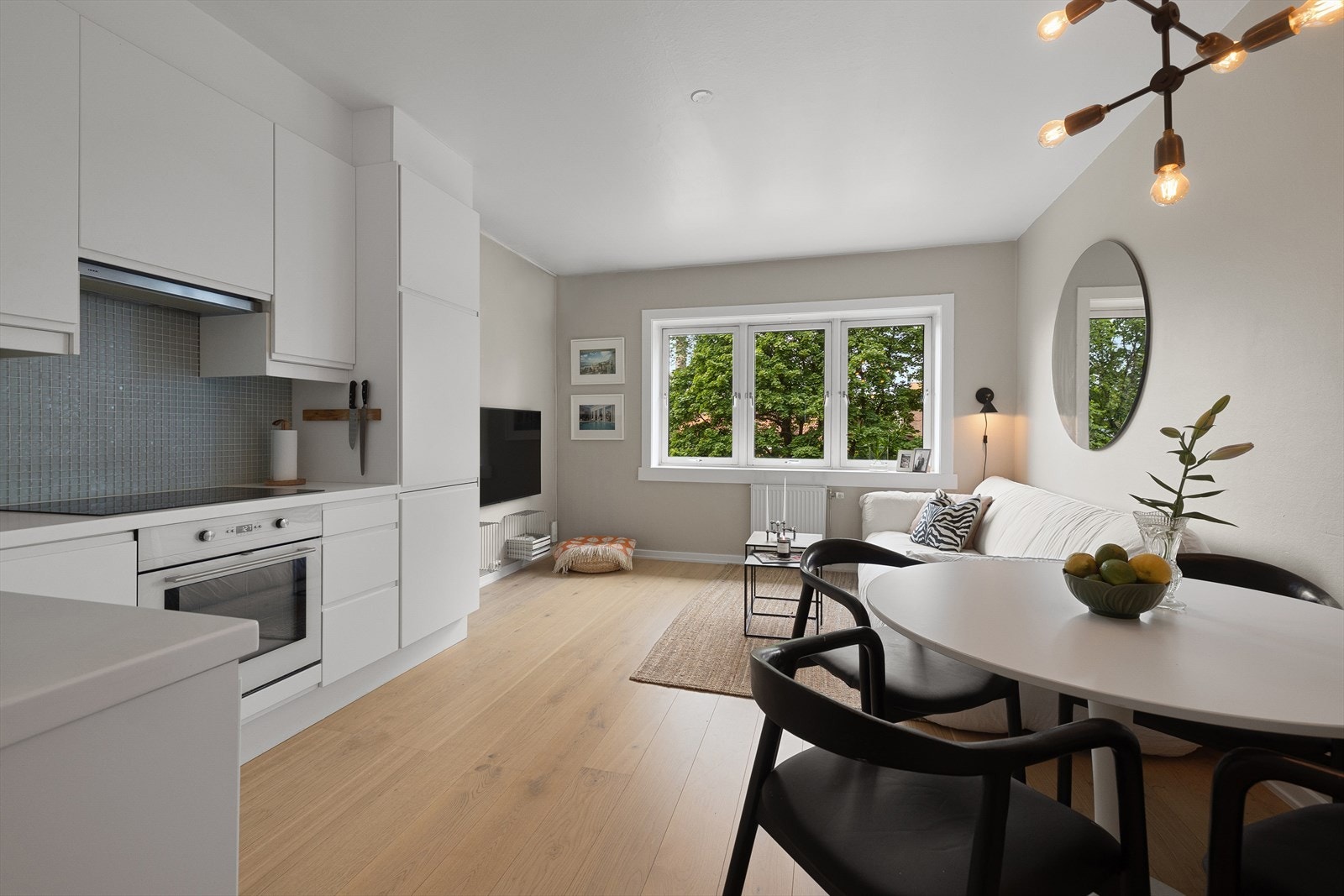 Overflatene er stilrene, og pusset opp i senere tid. Det er en-stavs parkett og veggene er malt i en lun fargetone. Galleribilde